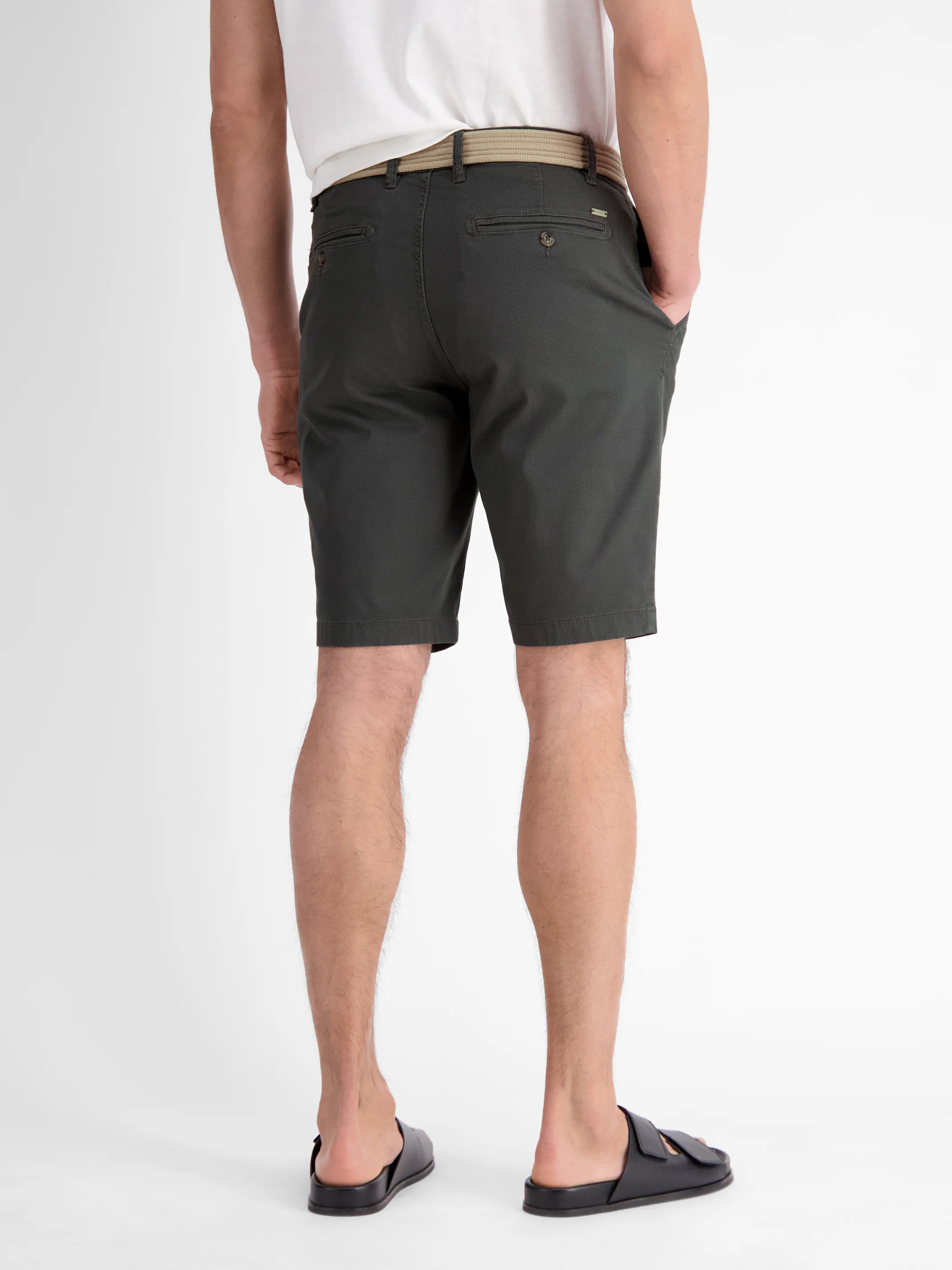 Bequeme Chino-Bermuda mit Gürtel und Minimalprint - Image 11