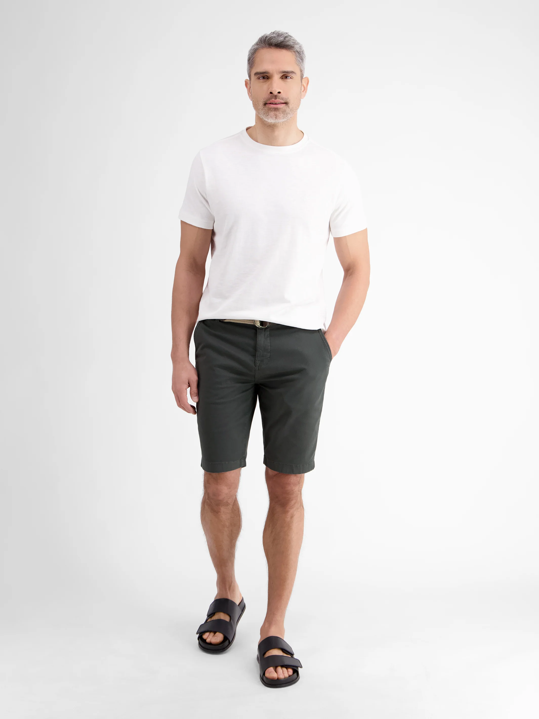 Bequeme Chino-Bermuda mit Gürtel und Minimalprint - Image 13