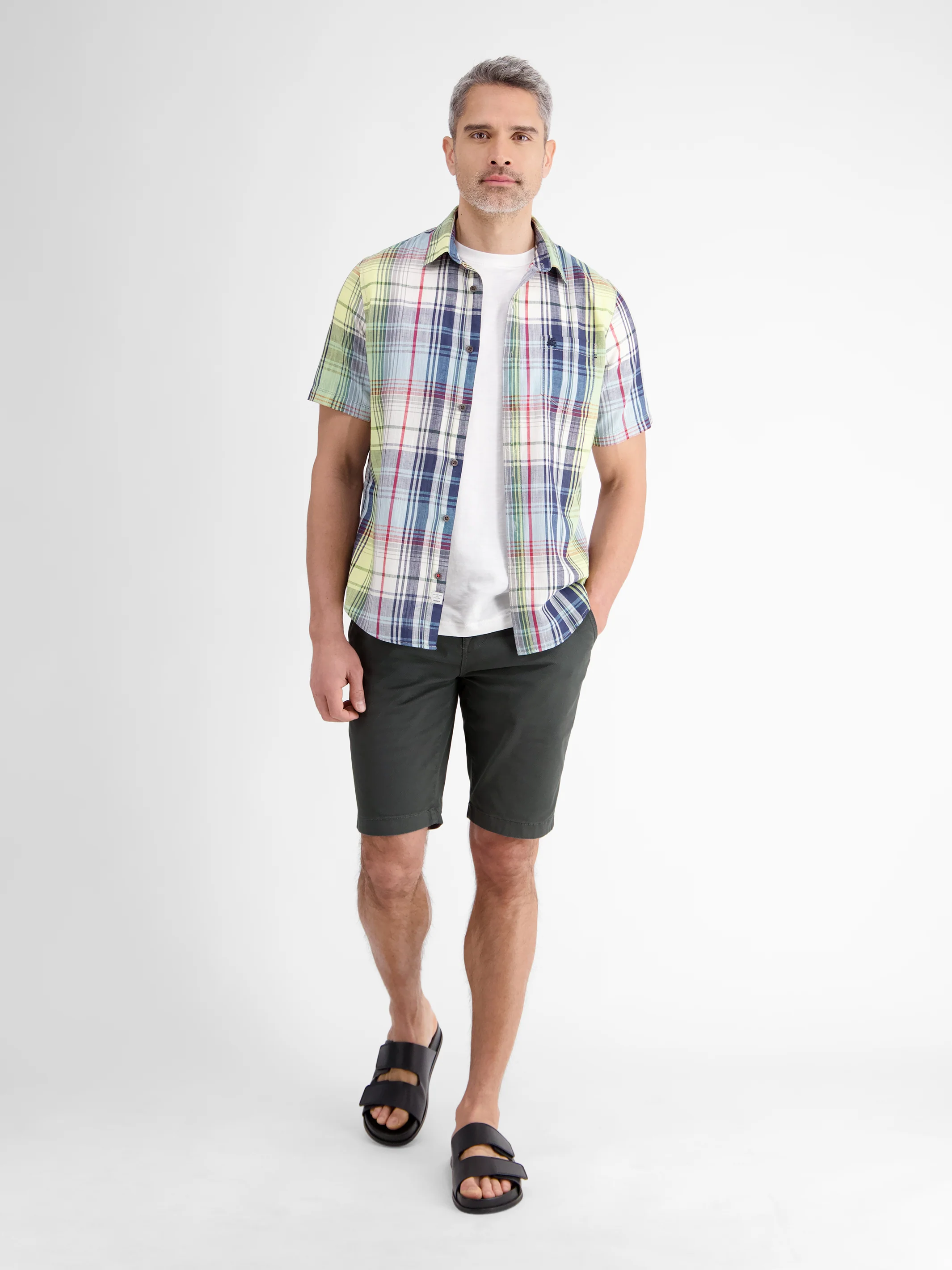 Bequeme Chino-Bermuda mit Gürtel und Minimalprint - Image 14