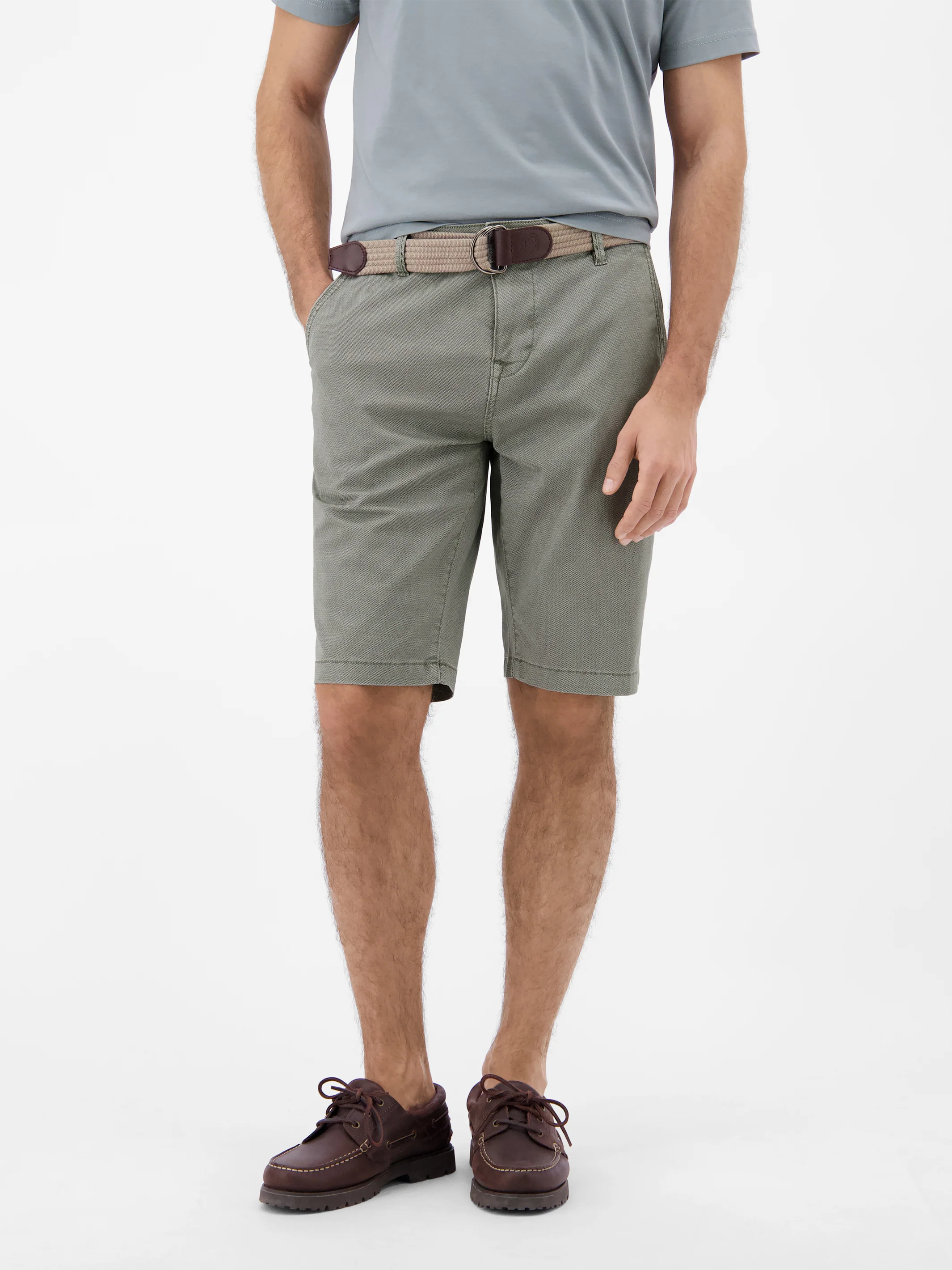 Bequeme Chino-Bermuda mit Gürtel und Minimalprint - Image 17