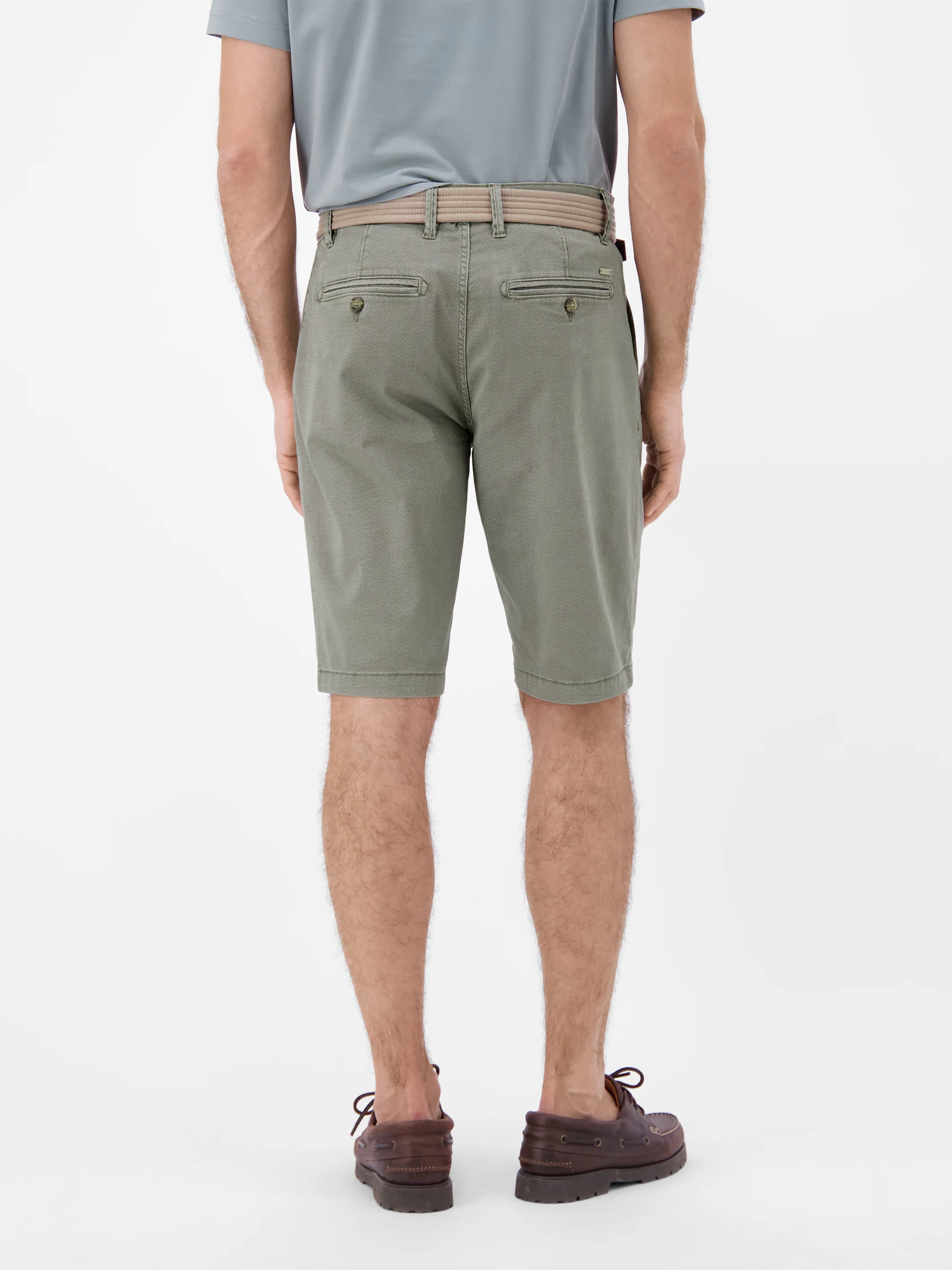 Bequeme Chino-Bermuda mit Gürtel und Minimalprint - Image 18