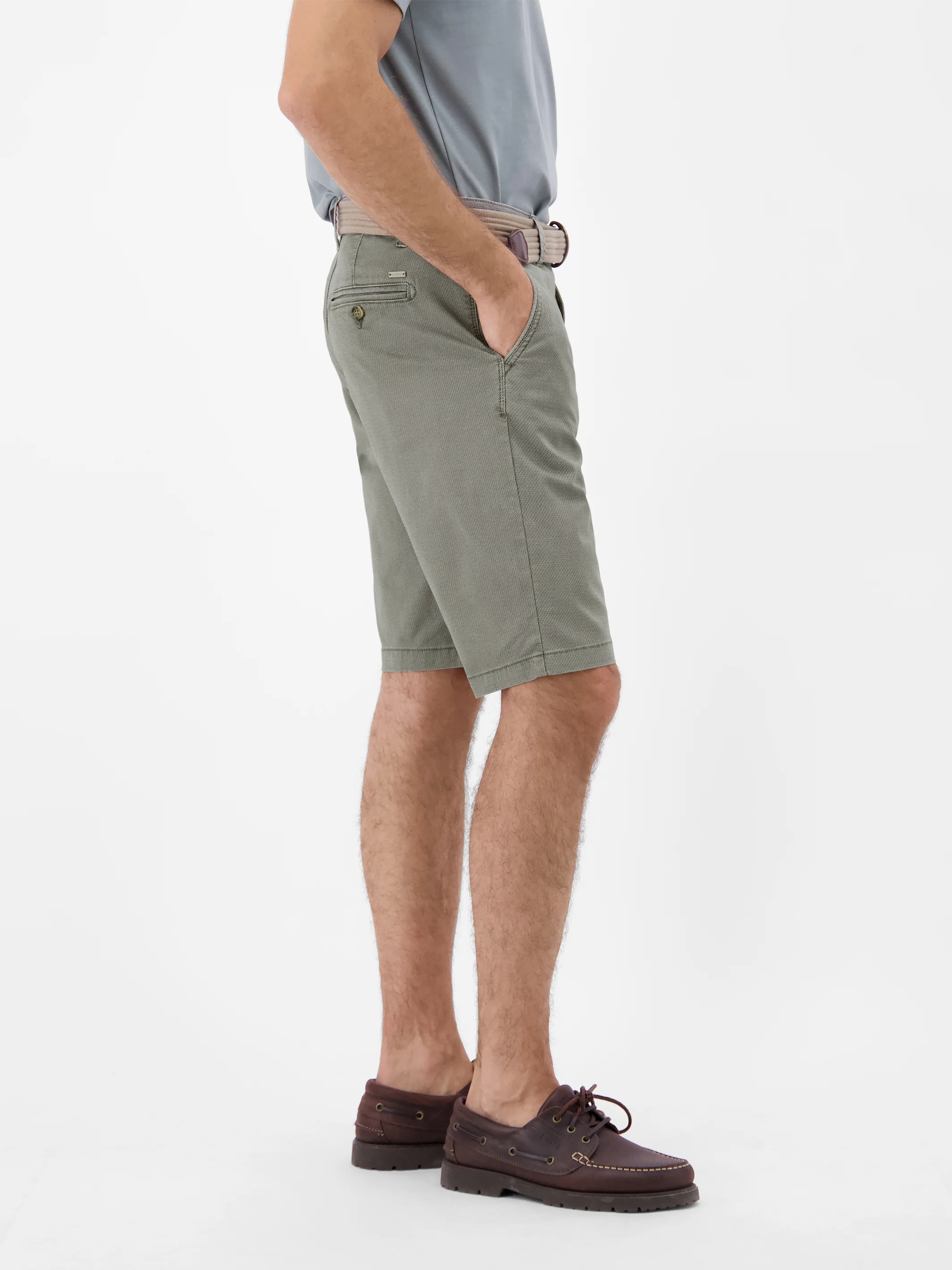 Bequeme Chino-Bermuda mit Gürtel und Minimalprint - Image 19
