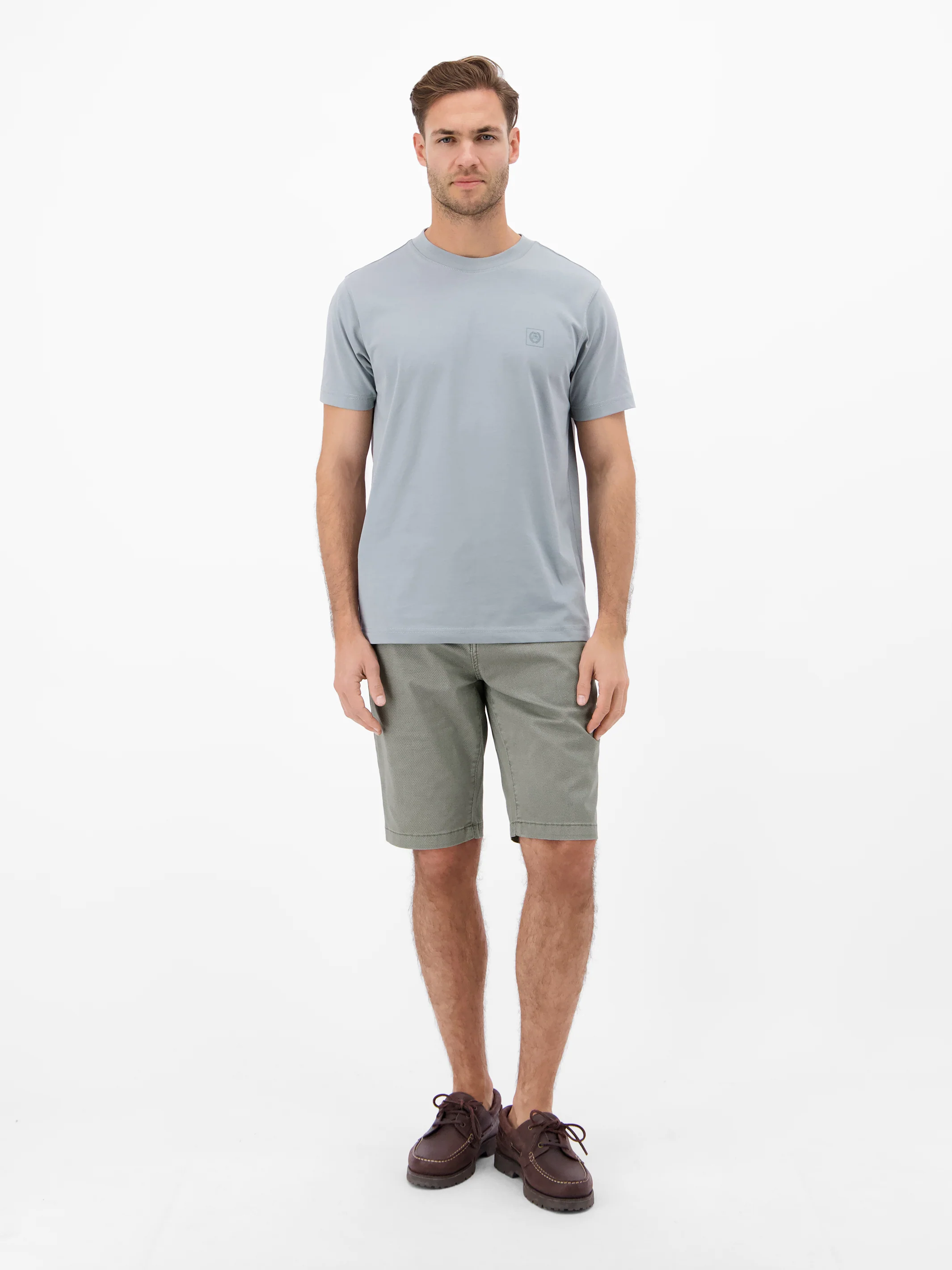 Bequeme Chino-Bermuda mit Gürtel und Minimalprint - Image 20