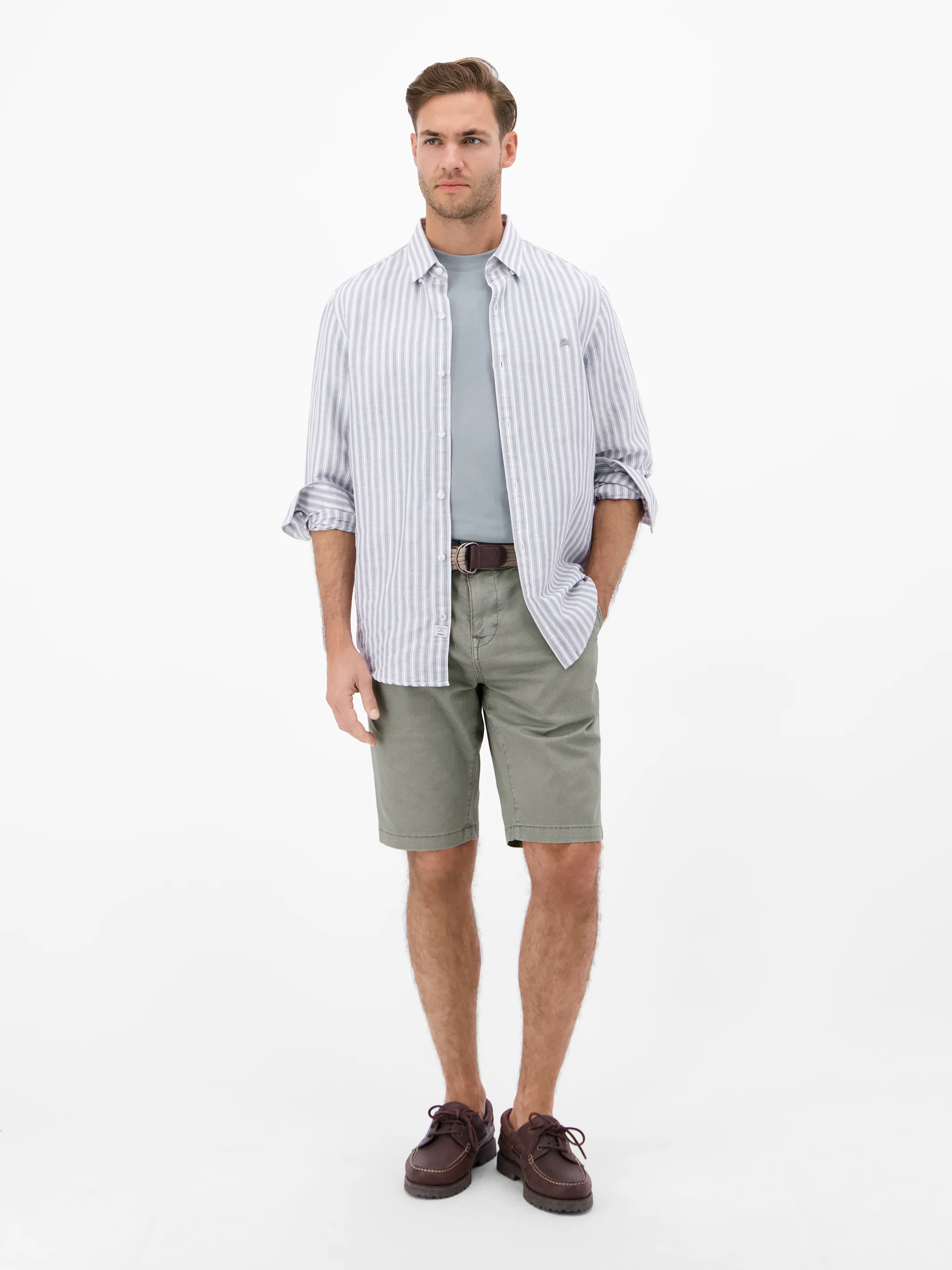 Bequeme Chino-Bermuda mit Gürtel und Minimalprint - Image 21
