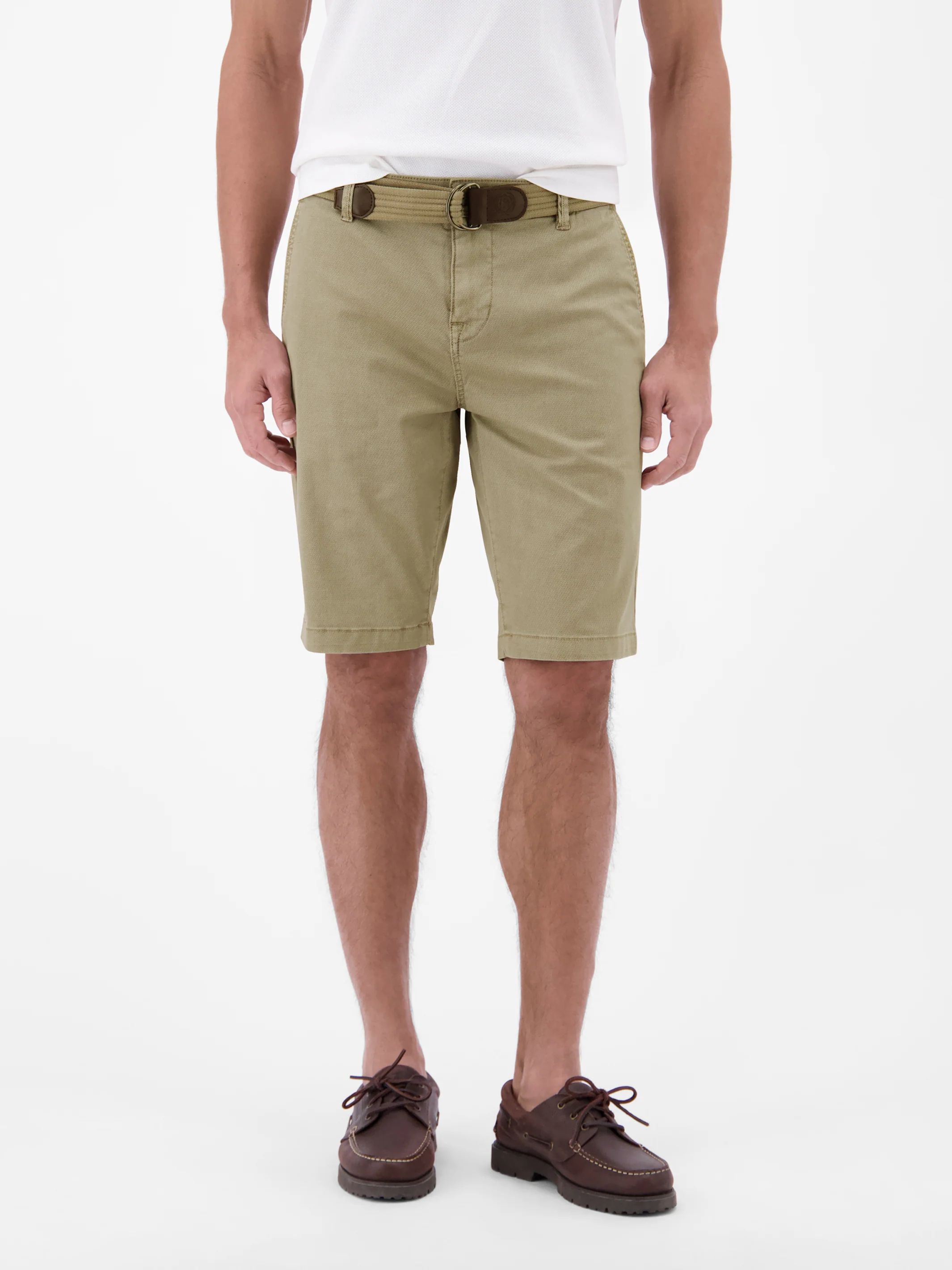 Bequeme Chino-Bermuda mit Gürtel und Minimalprint - Image 24