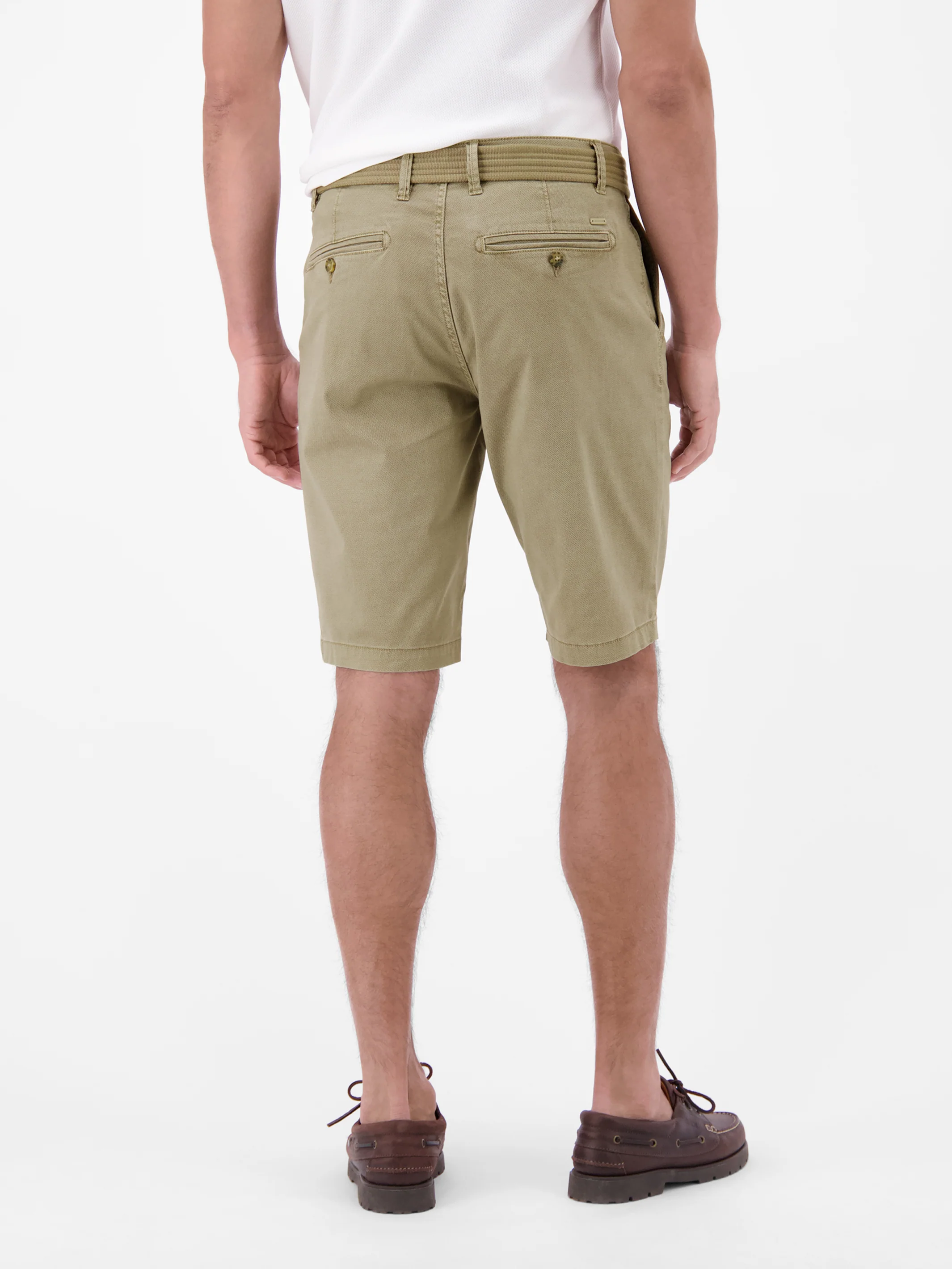 Bequeme Chino-Bermuda mit Gürtel und Minimalprint - Image 25