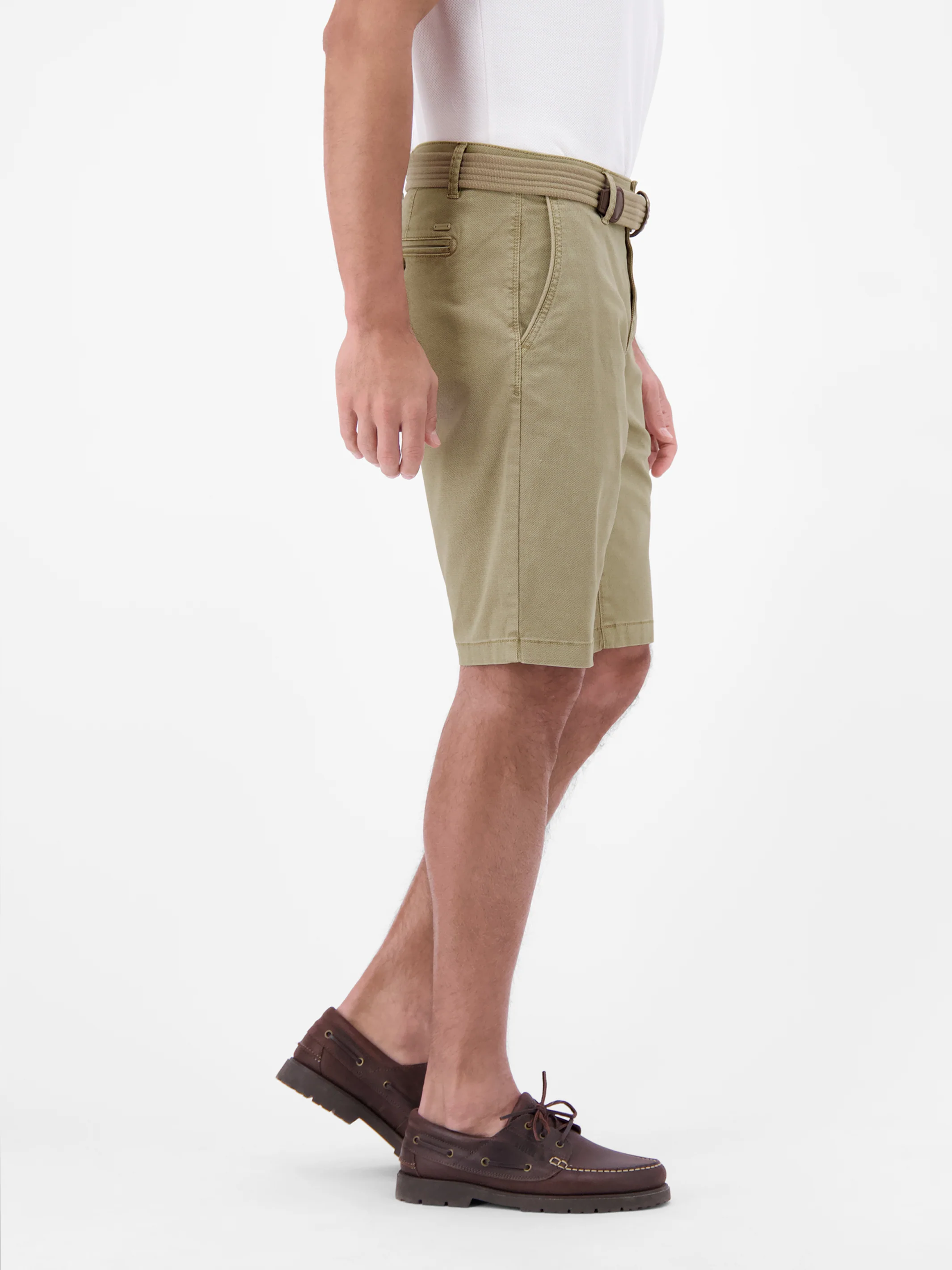Bequeme Chino-Bermuda mit Gürtel und Minimalprint - Image 26