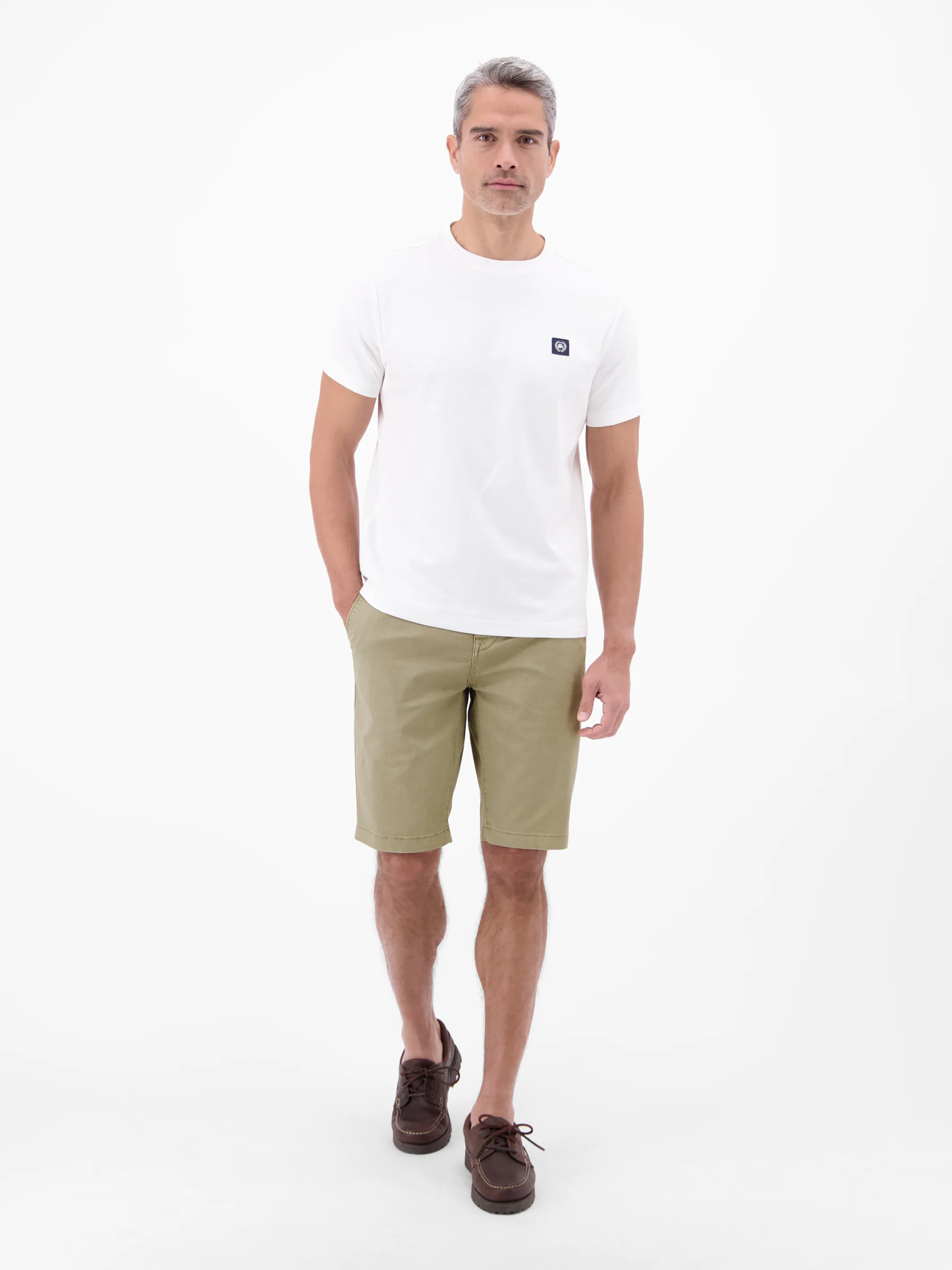 Bequeme Chino-Bermuda mit Gürtel und Minimalprint - Image 27