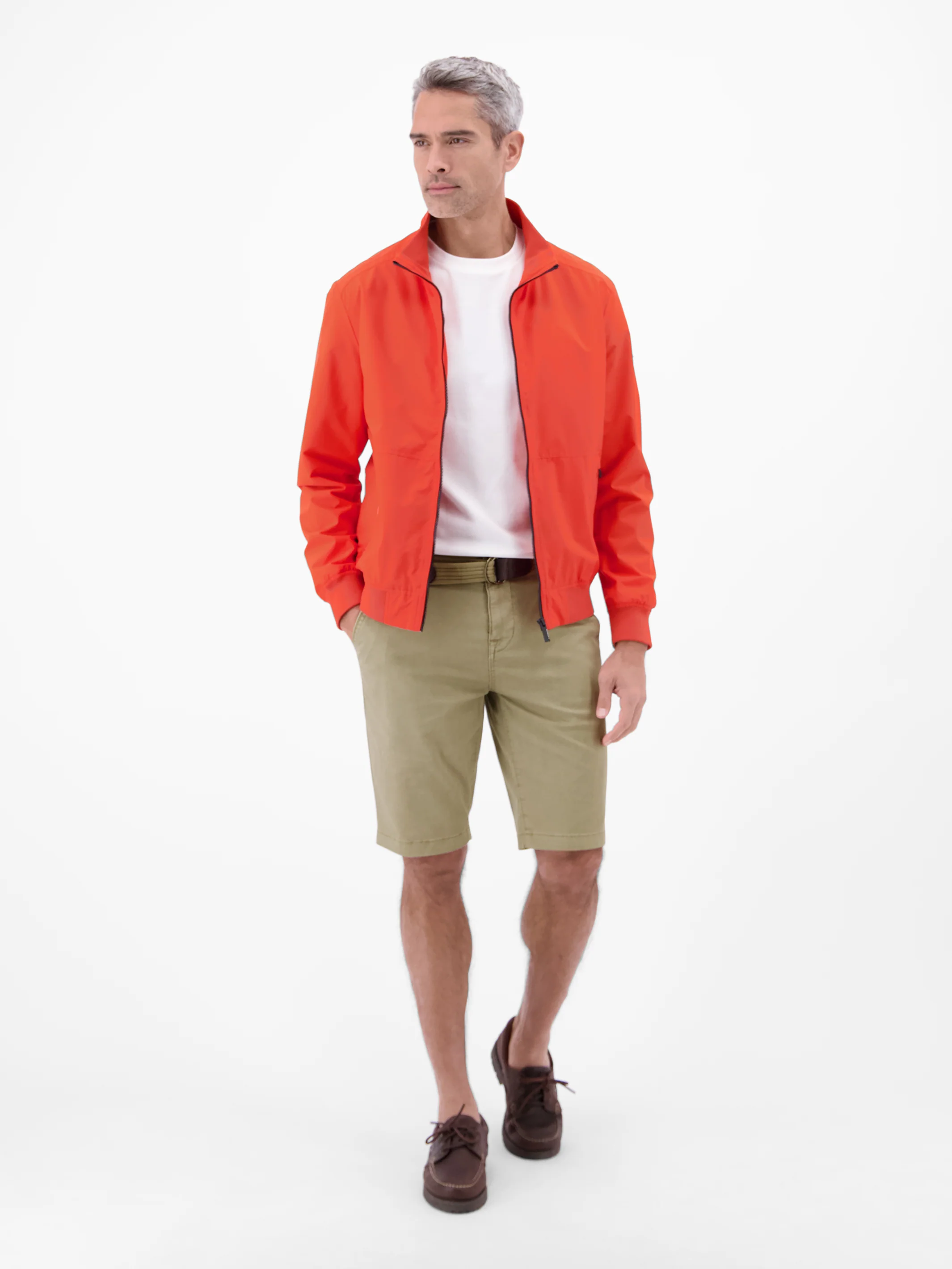 Bequeme Chino-Bermuda mit Gürtel und Minimalprint - Image 28