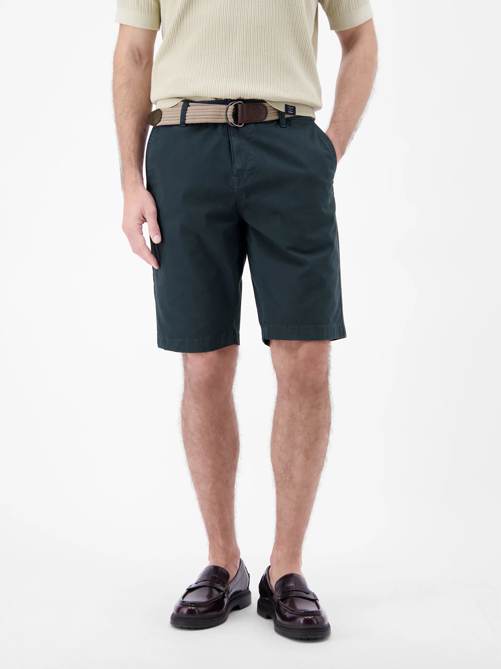 Bequeme Chino-Bermuda mit Gürtel und Minimalprint - Image 3