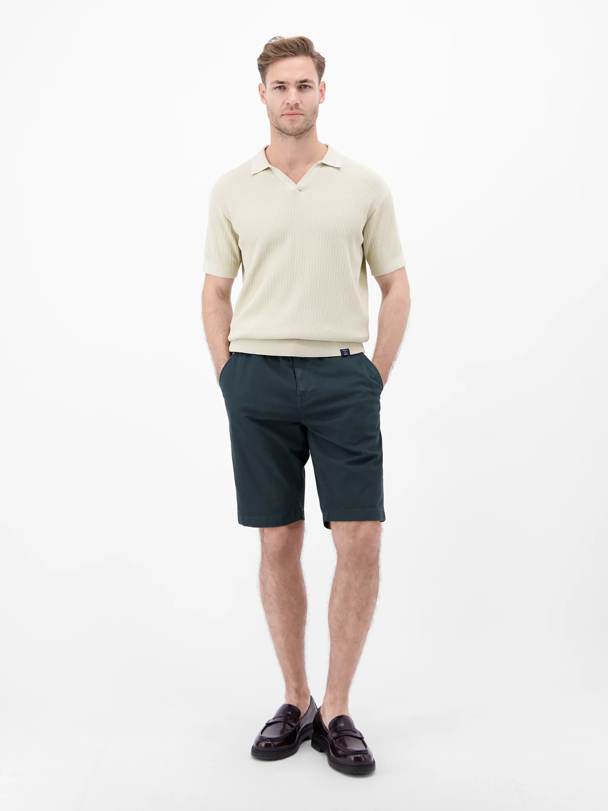 Bequeme Chino-Bermuda mit Gürtel und Minimalprint - Image 6