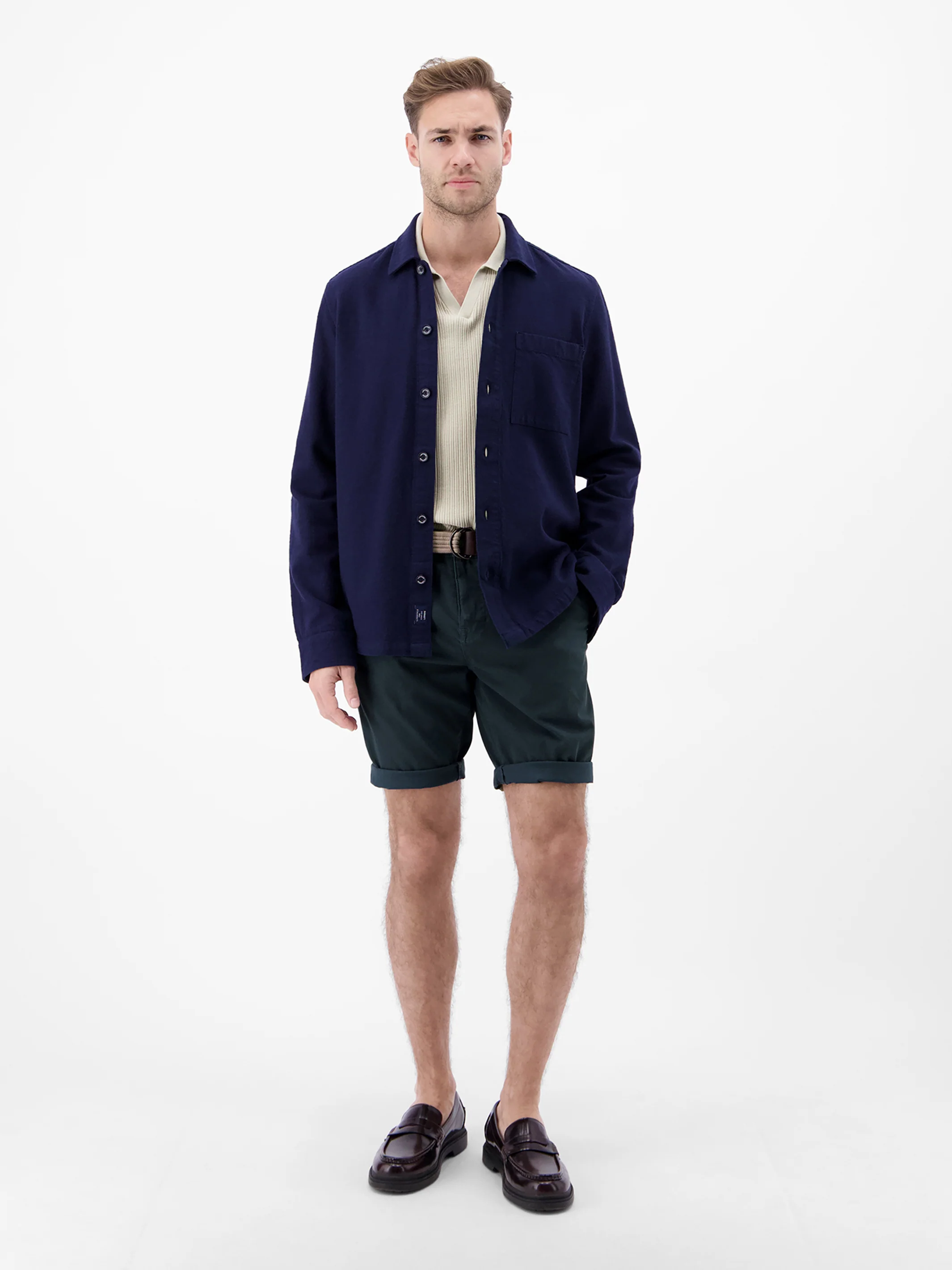 Bequeme Chino-Bermuda mit Gürtel und Minimalprint - Image 7