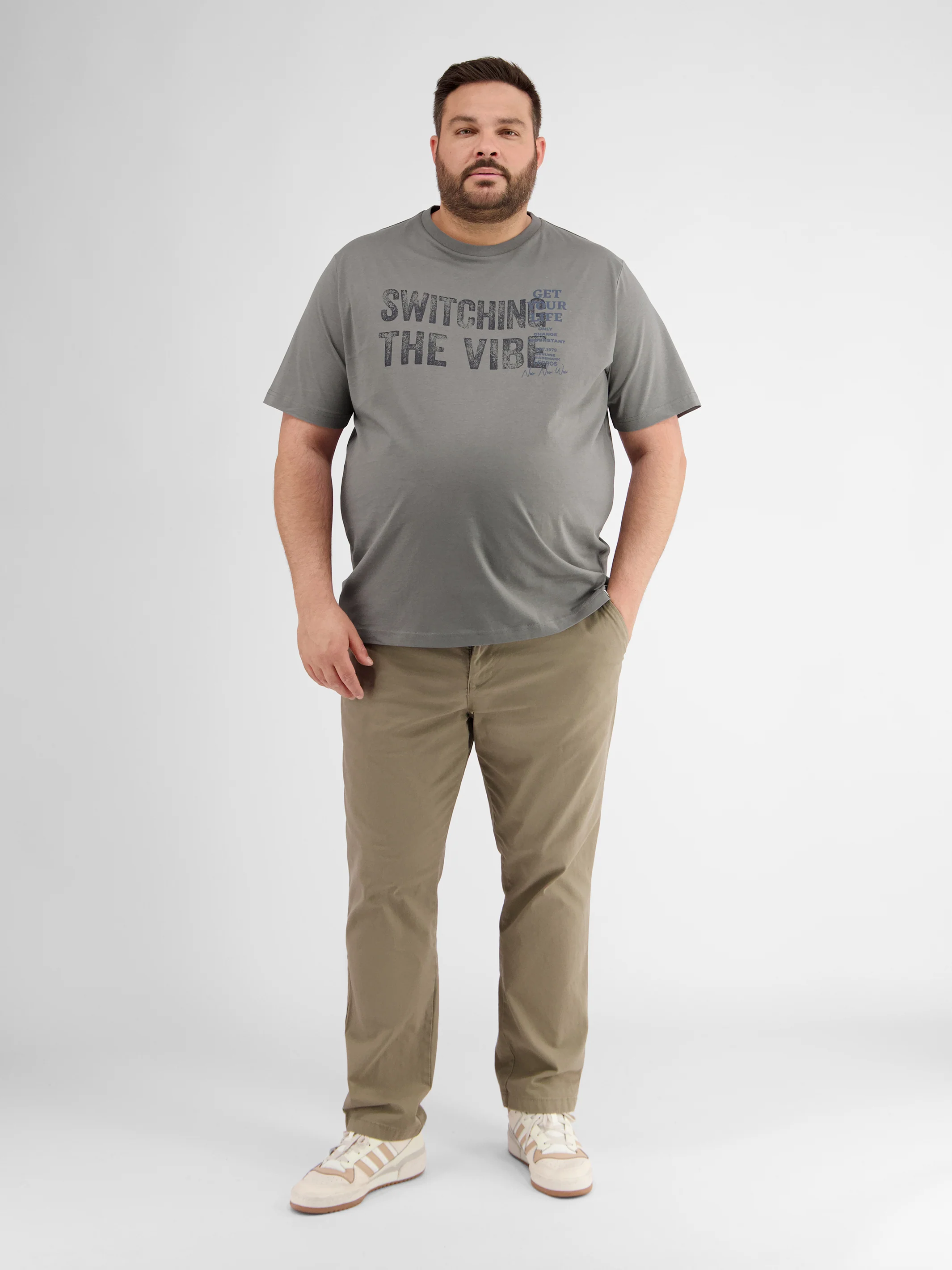 Herren T-Shirt mit Brust-Print - Image 10