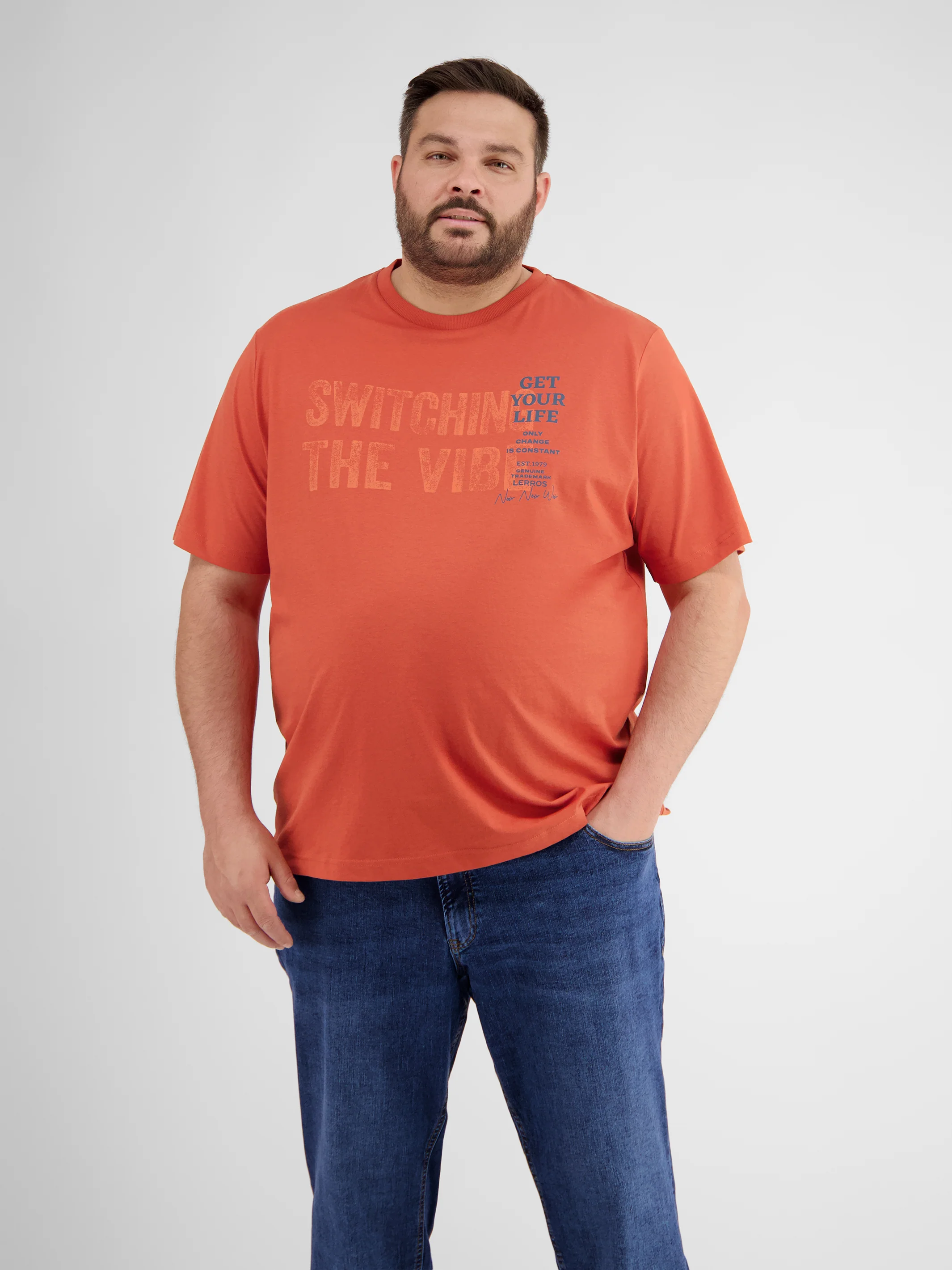 Herren T-Shirt mit Brust-Print - Image 17