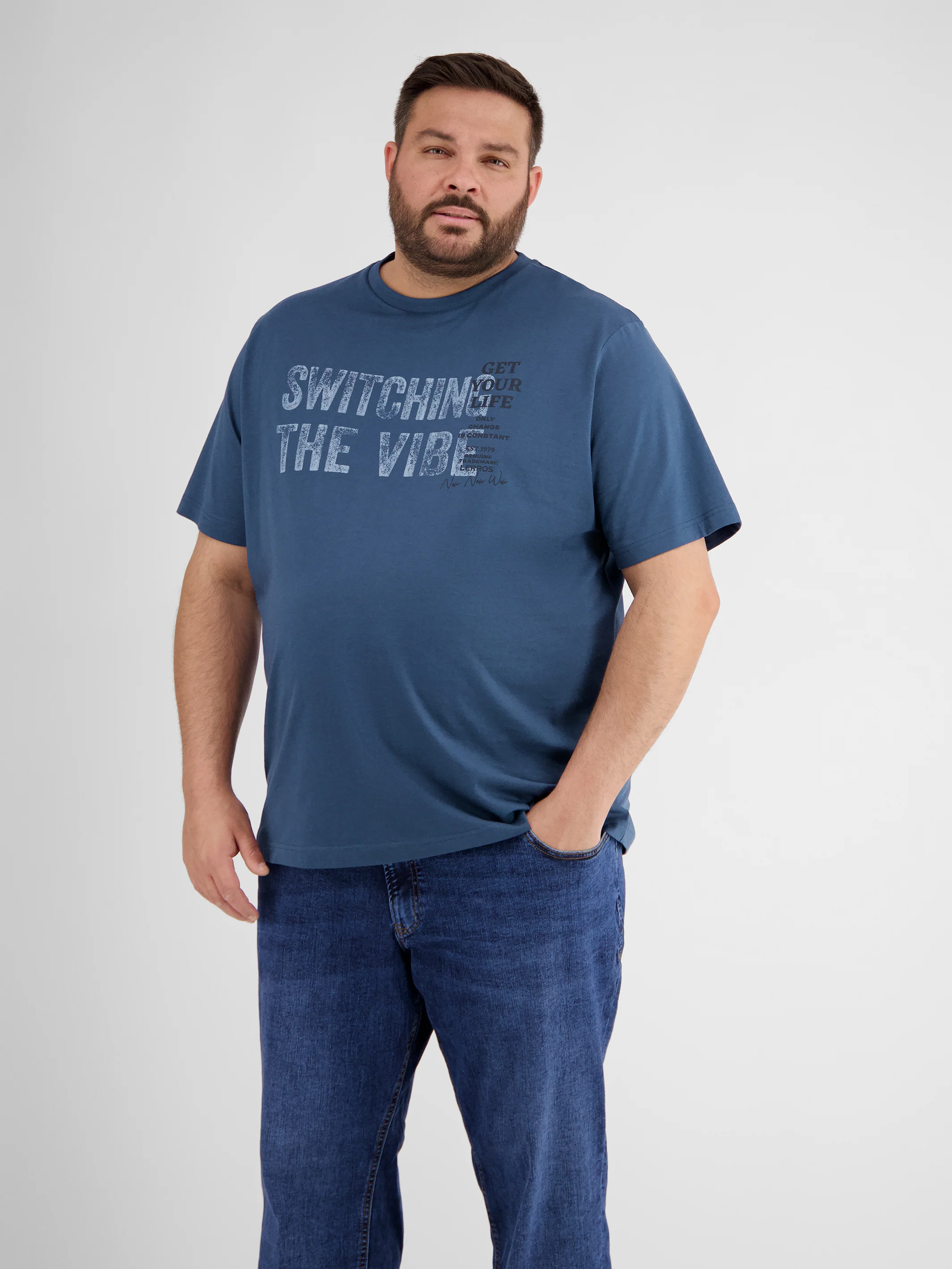 Herren T-Shirt mit Brust-Print - Image 23