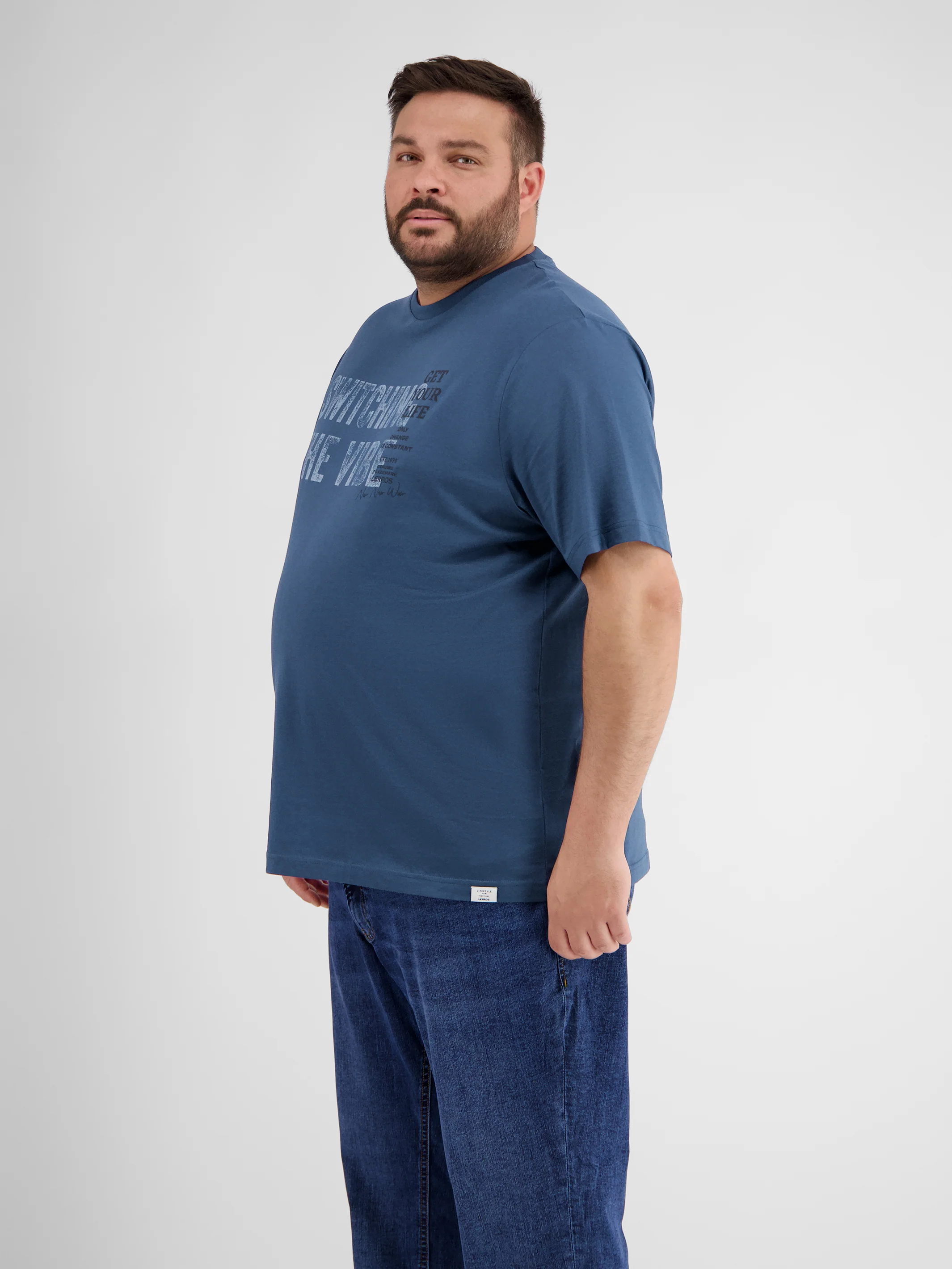 Herren T-Shirt mit Brust-Print - Image 25
