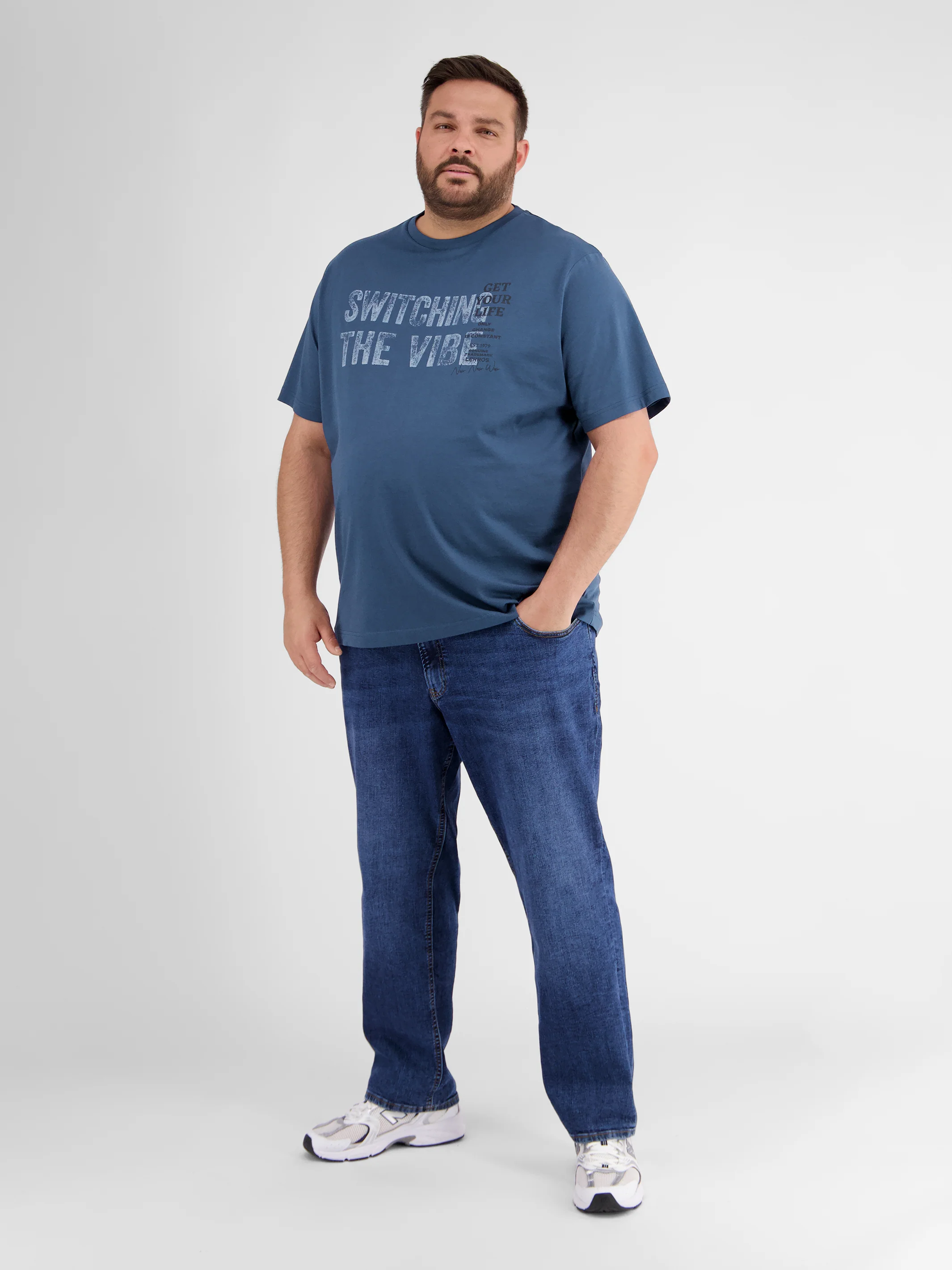 Herren T-Shirt mit Brust-Print - Image 26