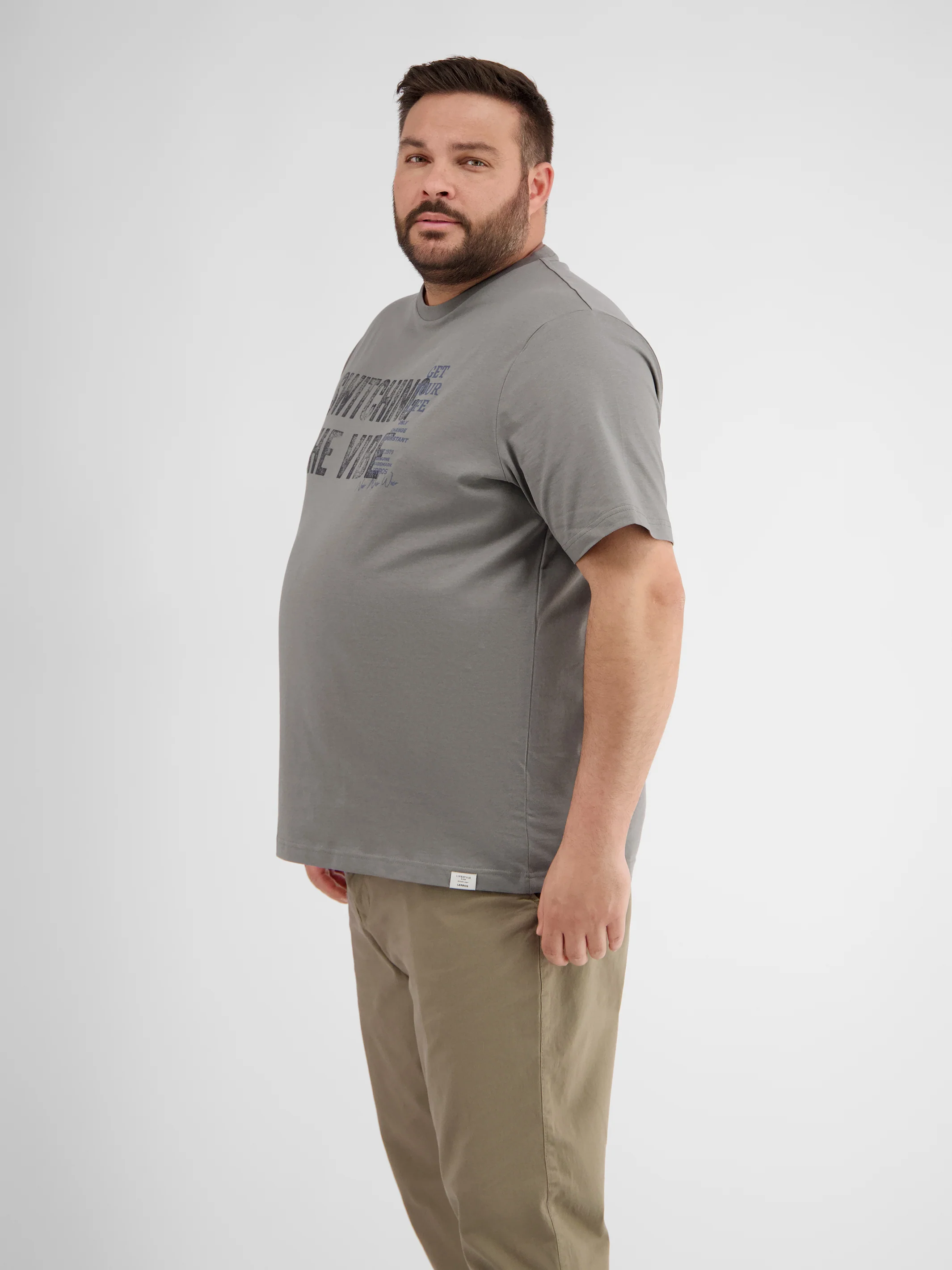 Herren T-Shirt mit Brust-Print - Image 9