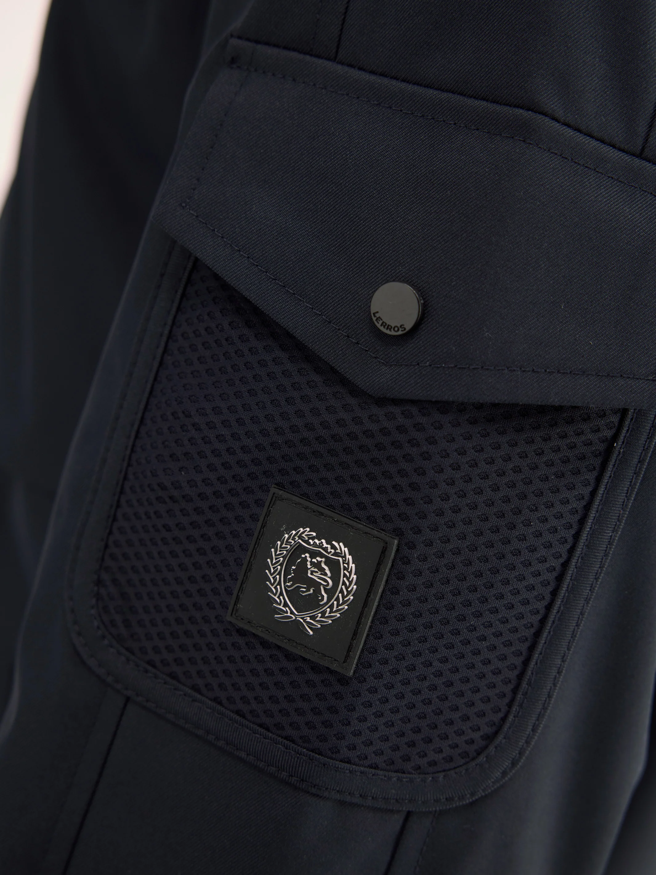 Outdoor-Funktionsjacke in Tech-Shellfabric, atmungsaktiv, wasser- und windabweisend - Image 19