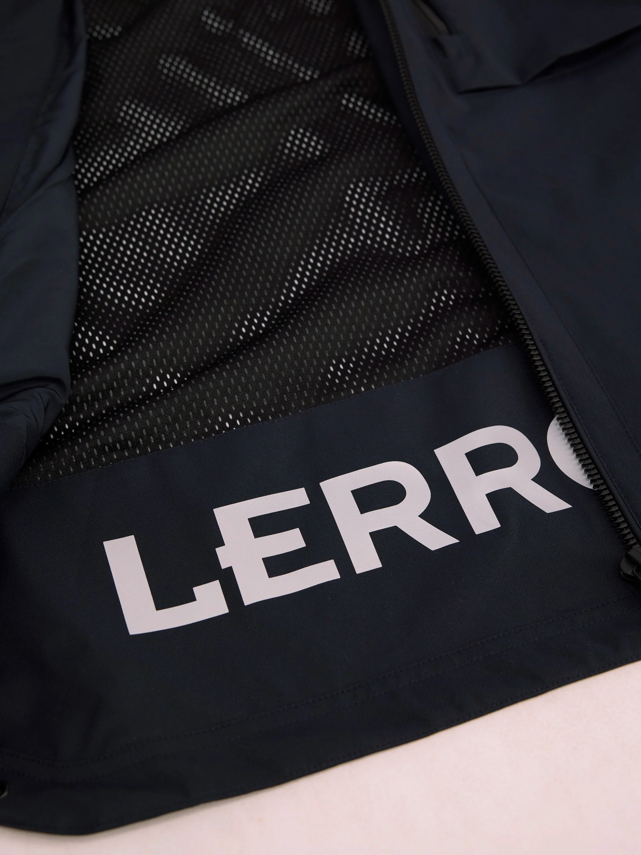 Outdoor-Funktionsjacke in Tech-Shellfabric, atmungsaktiv, wasser- und windabweisend - Image 20