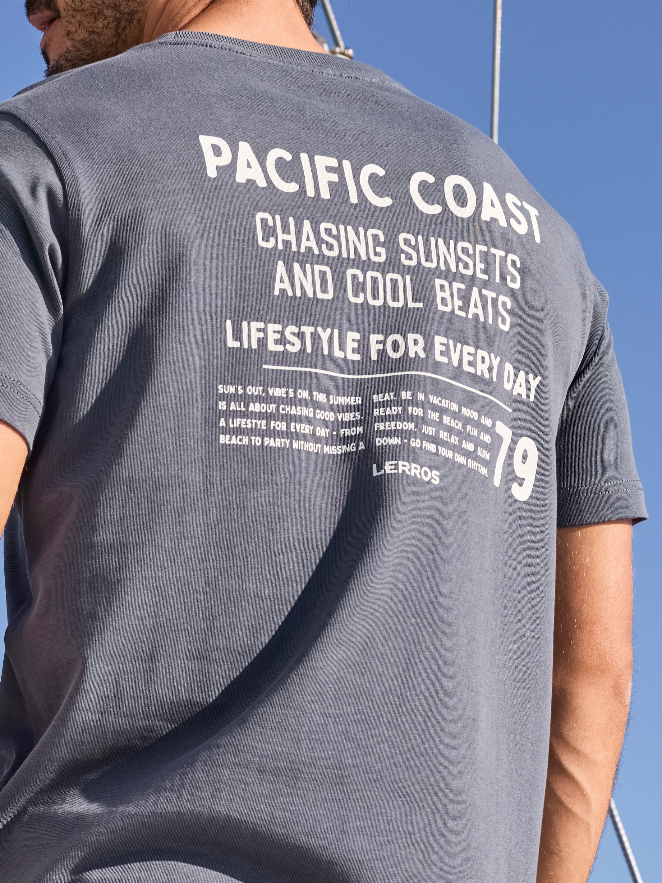 Sportliches T-Shirt aus Baumwolle mit Brust- und Rückenprint - Image 3