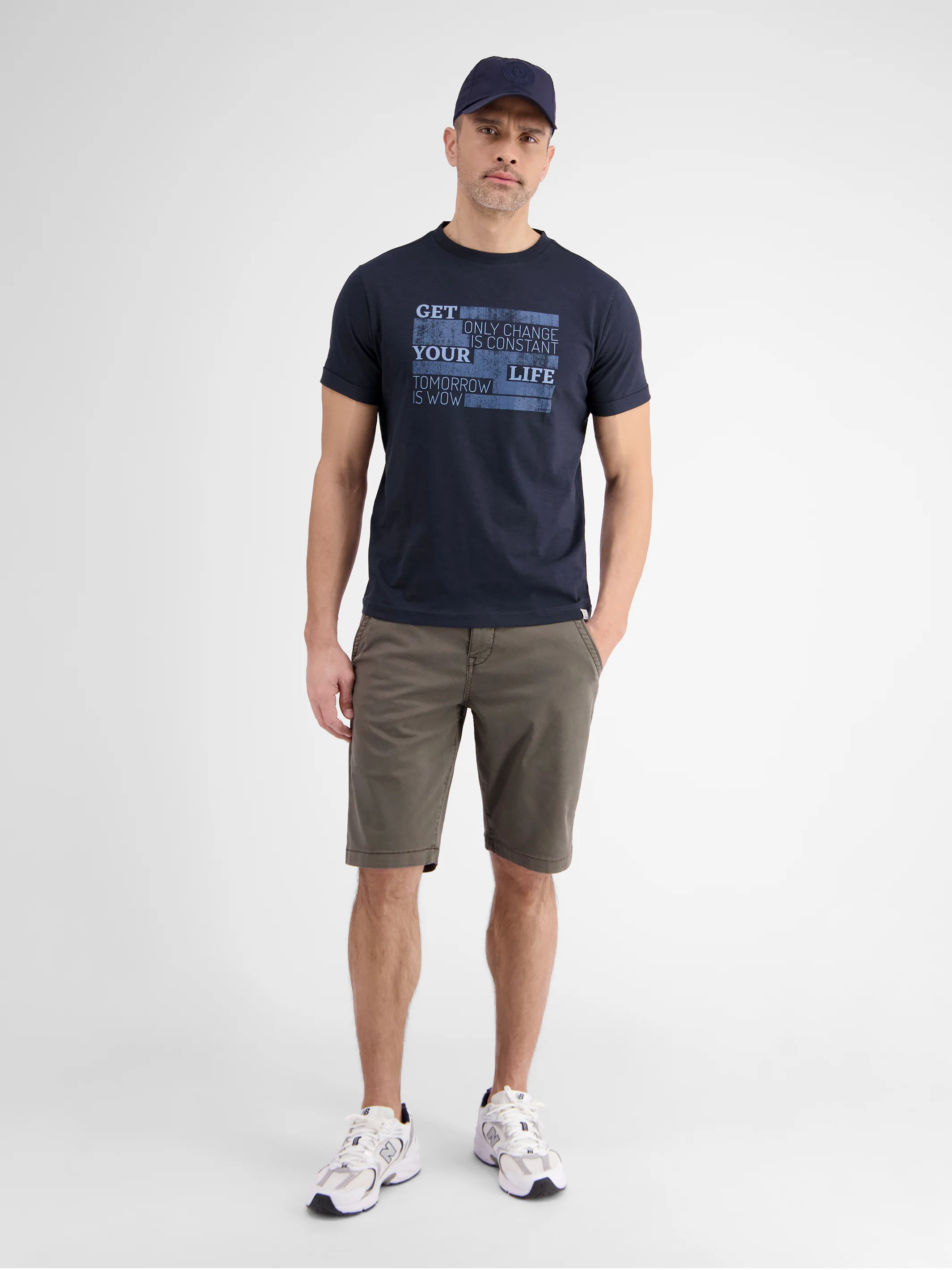 T-Shirt mit modischem Print - Image 16