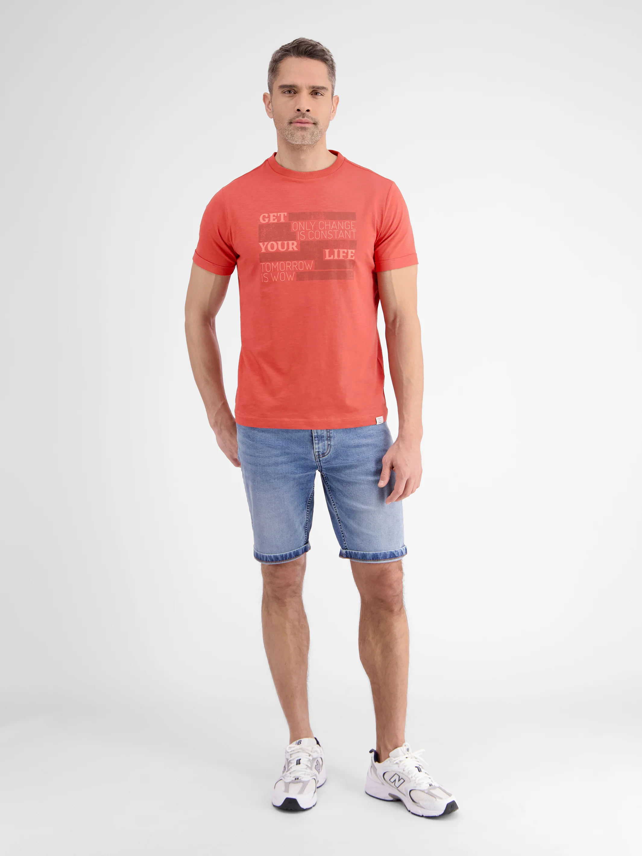 T-Shirt mit modischem Print - Image 28