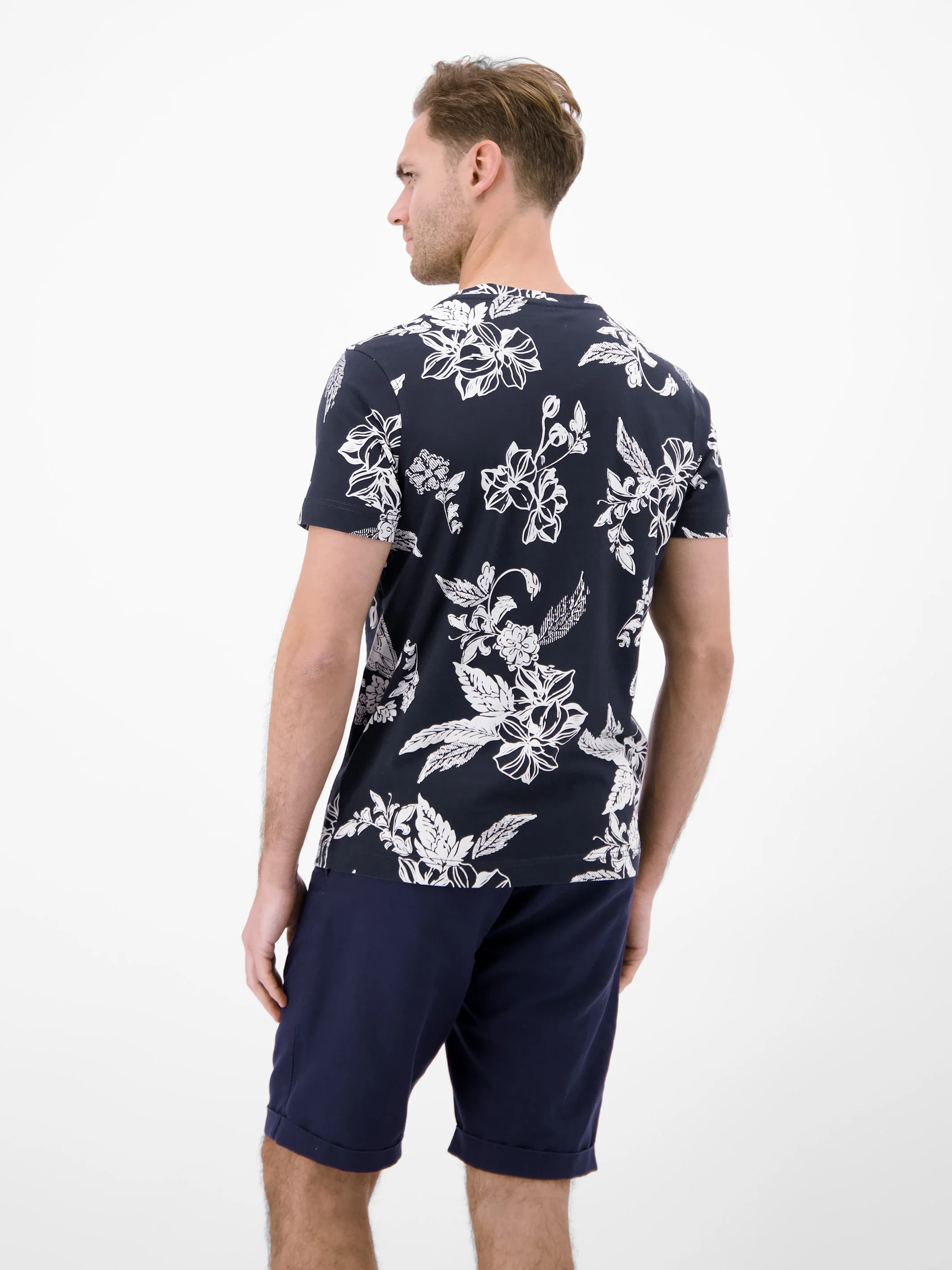 T-Shirt mit O-Neck und floralem All-over-Print - Image 4