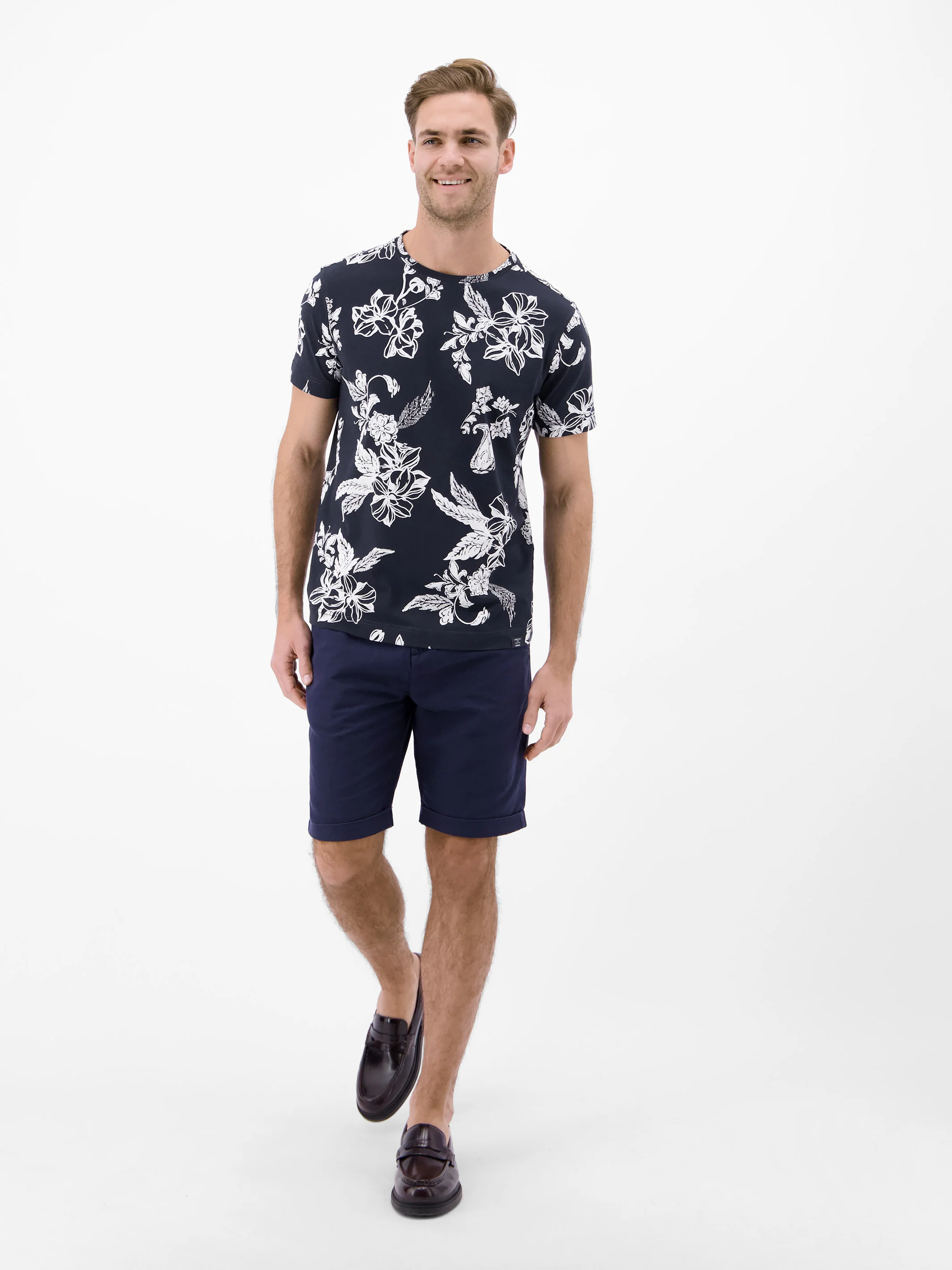 T-Shirt mit O-Neck und floralem All-over-Print - Image 6