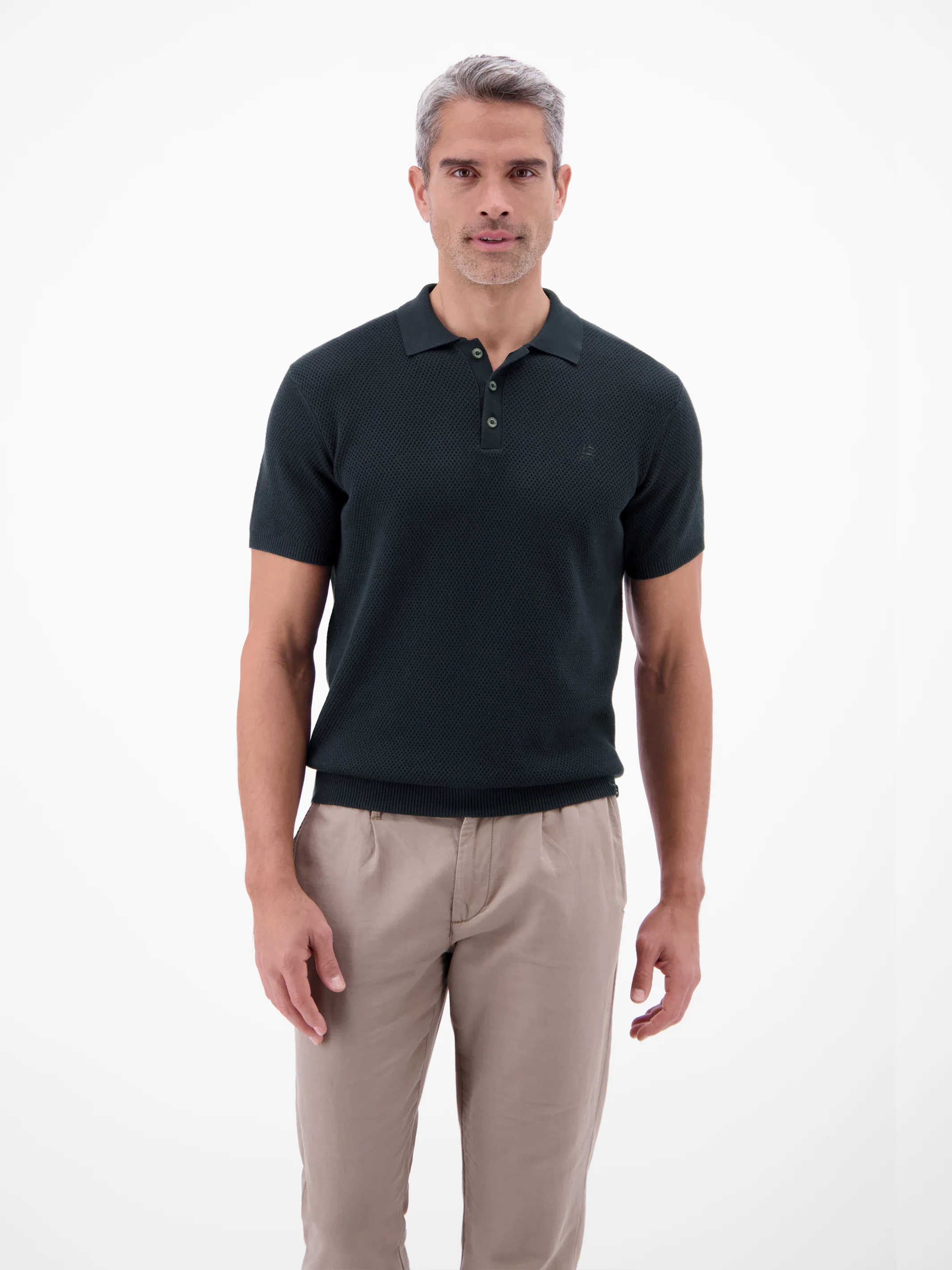 Unifarbenes Poloshirt in Strukturqualität - Image 10
