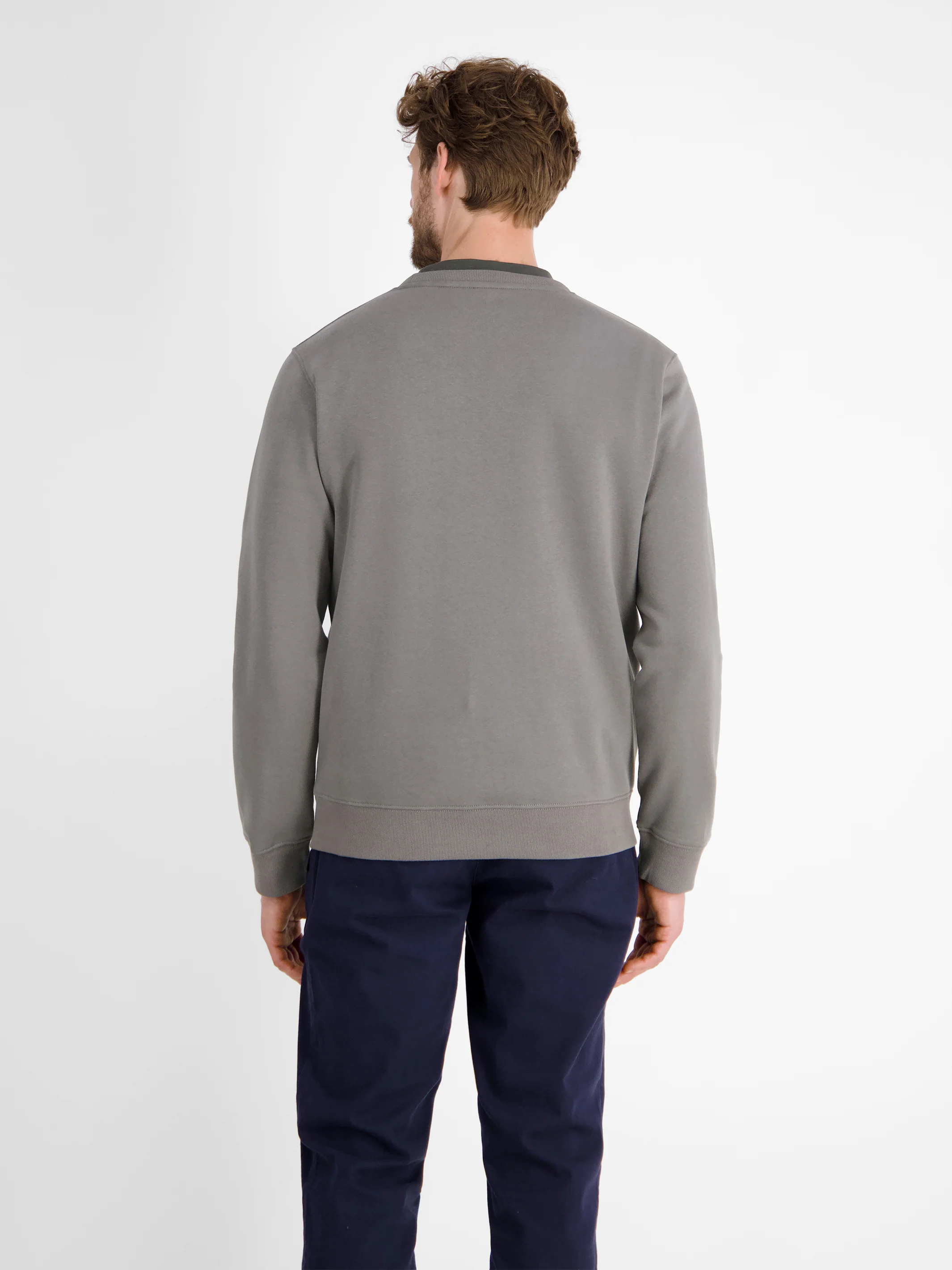 Urbaner Sweatshirtstyle für Herren - Image 12