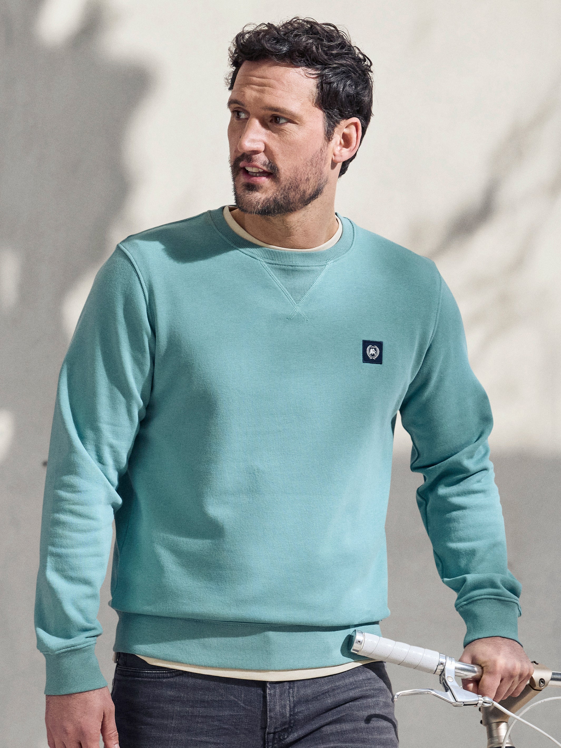 Urbaner Sweatshirtstyle für Herren - Image 15