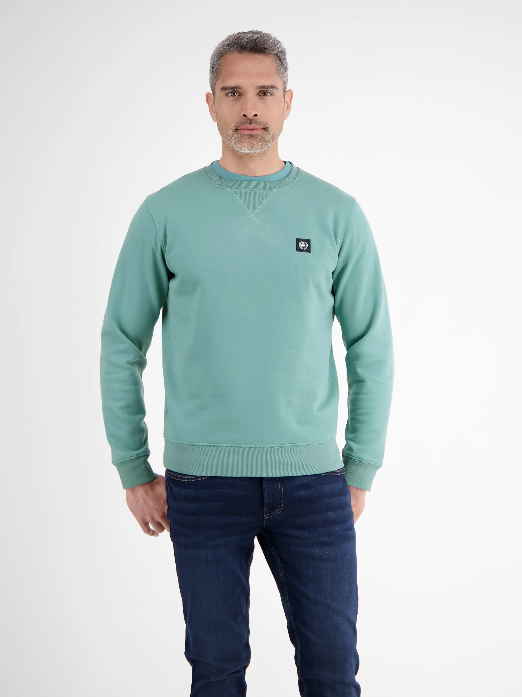 Urbaner Sweatshirtstyle für Herren - Image 16