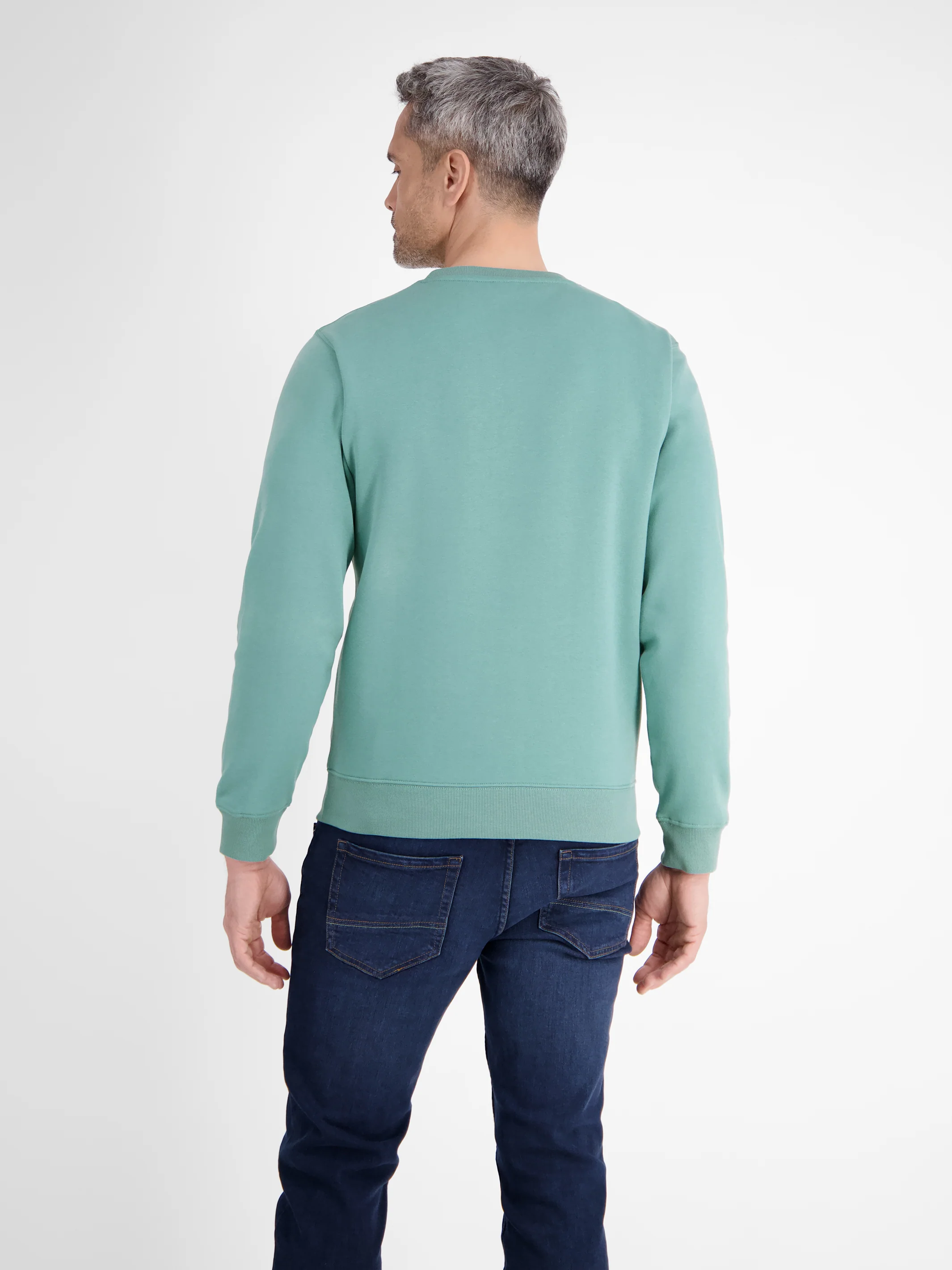 Urbaner Sweatshirtstyle für Herren - Image 17