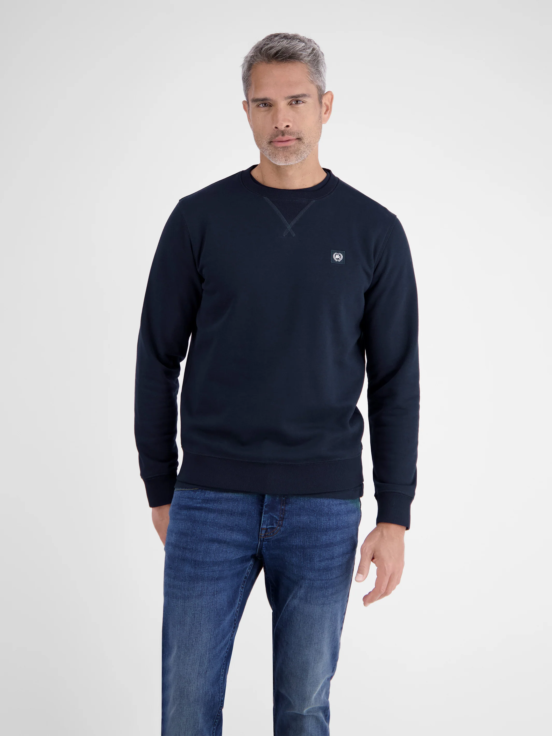 Urbaner Sweatshirtstyle für Herren - Image 23