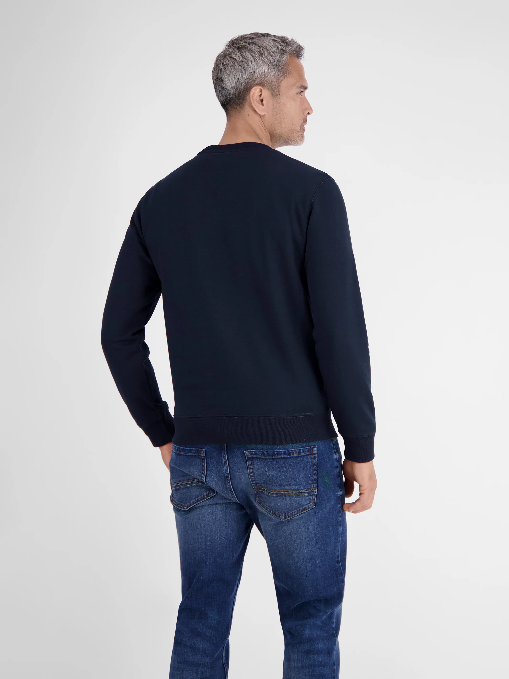 Urbaner Sweatshirtstyle für Herren - Image 24