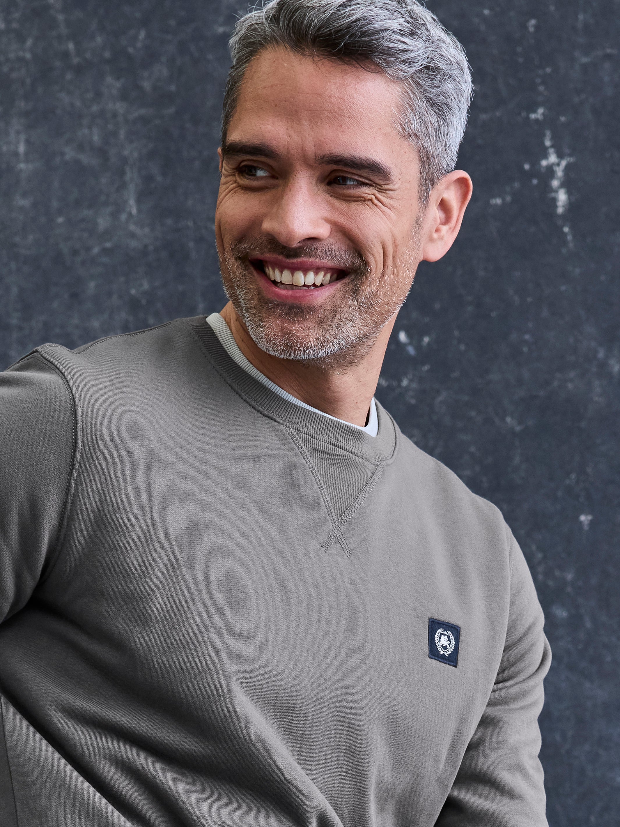 Urbaner Sweatshirtstyle für Herren - Image 8