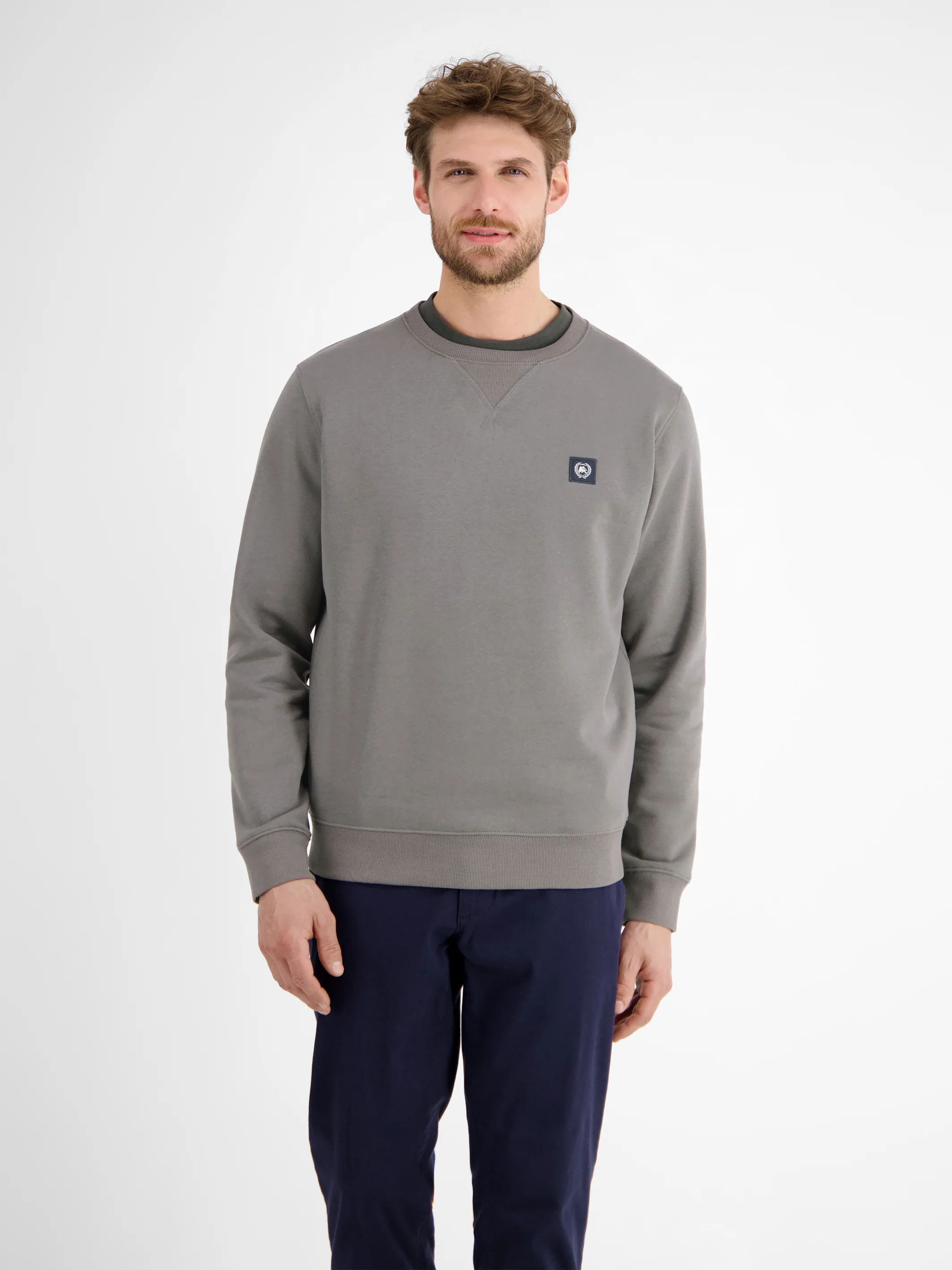 Urbaner Sweatshirtstyle für Herren - Image 9